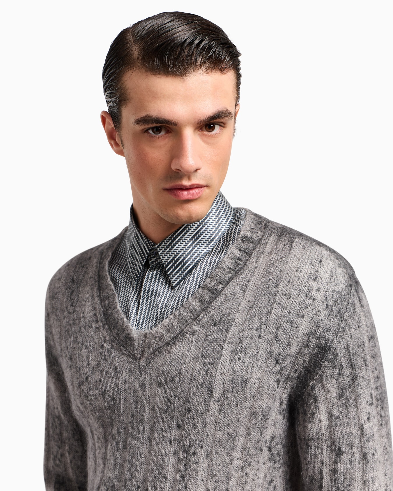 V-neck jumper in virgin wool Slide 5