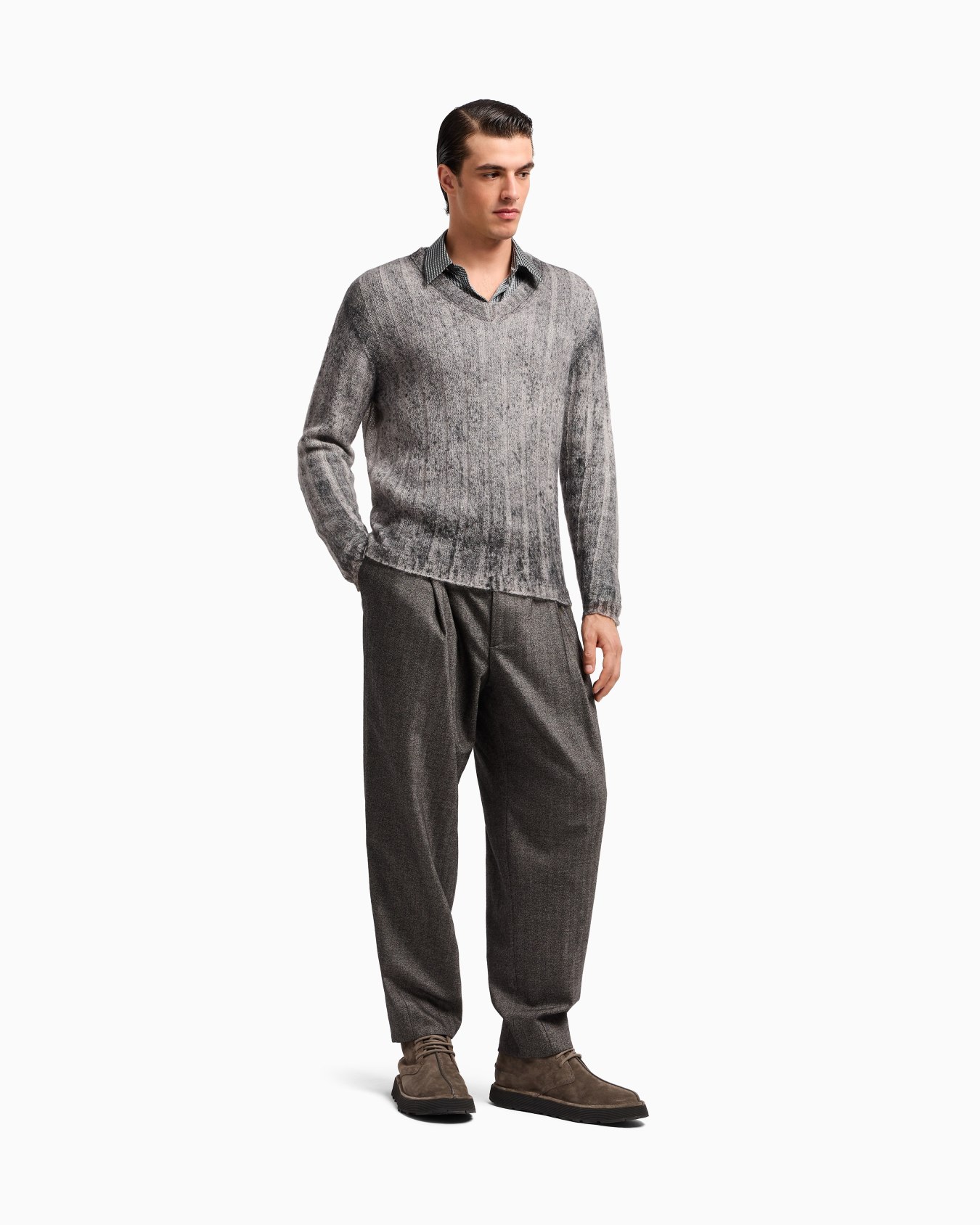 V-neck jumper in virgin wool Slide 2