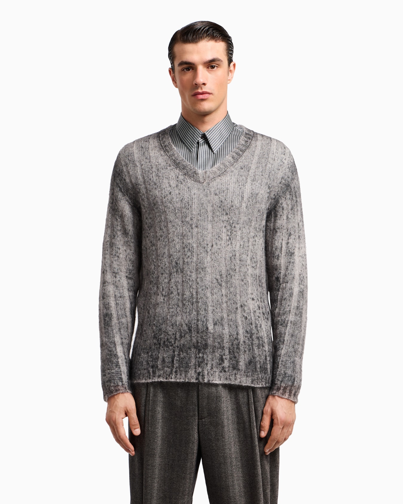 V-neck jumper in virgin wool Slide 4