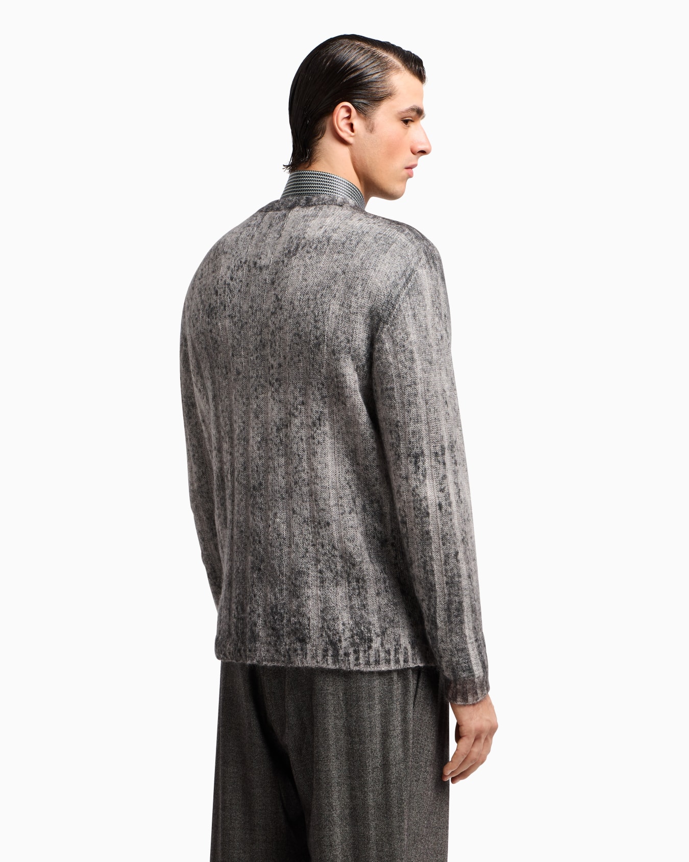 V-neck jumper in virgin wool Slide 3