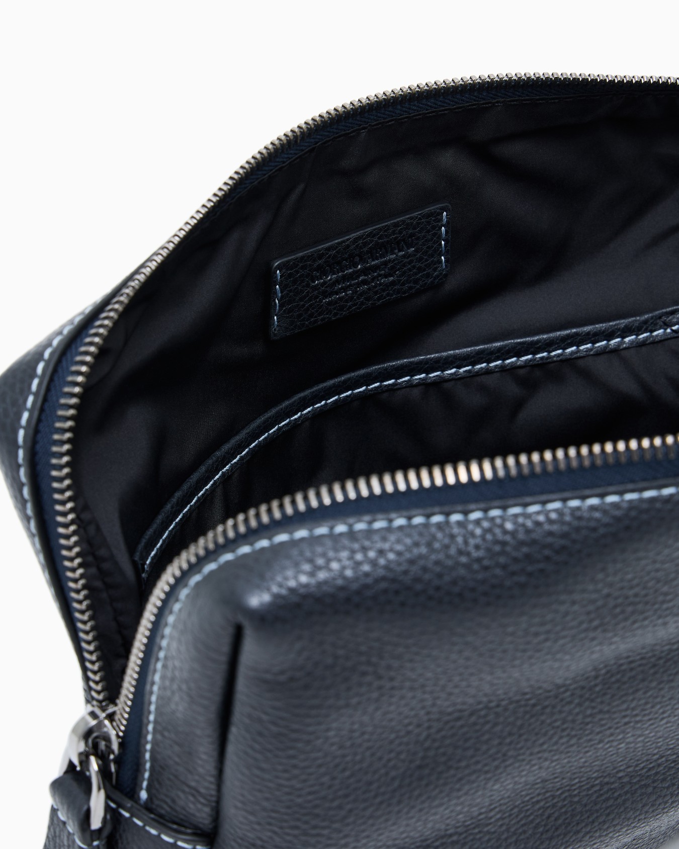 Large washbag in pebbled calfskin Slide 3