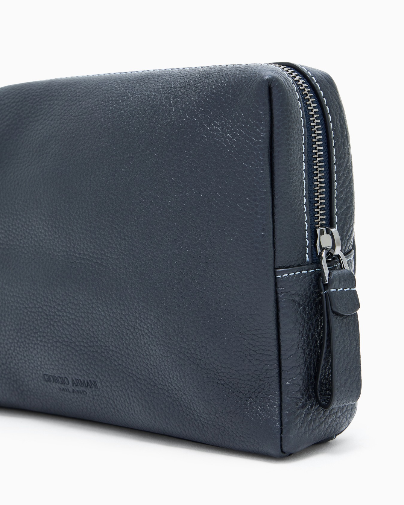 Large washbag in pebbled calfskin Slide 4
