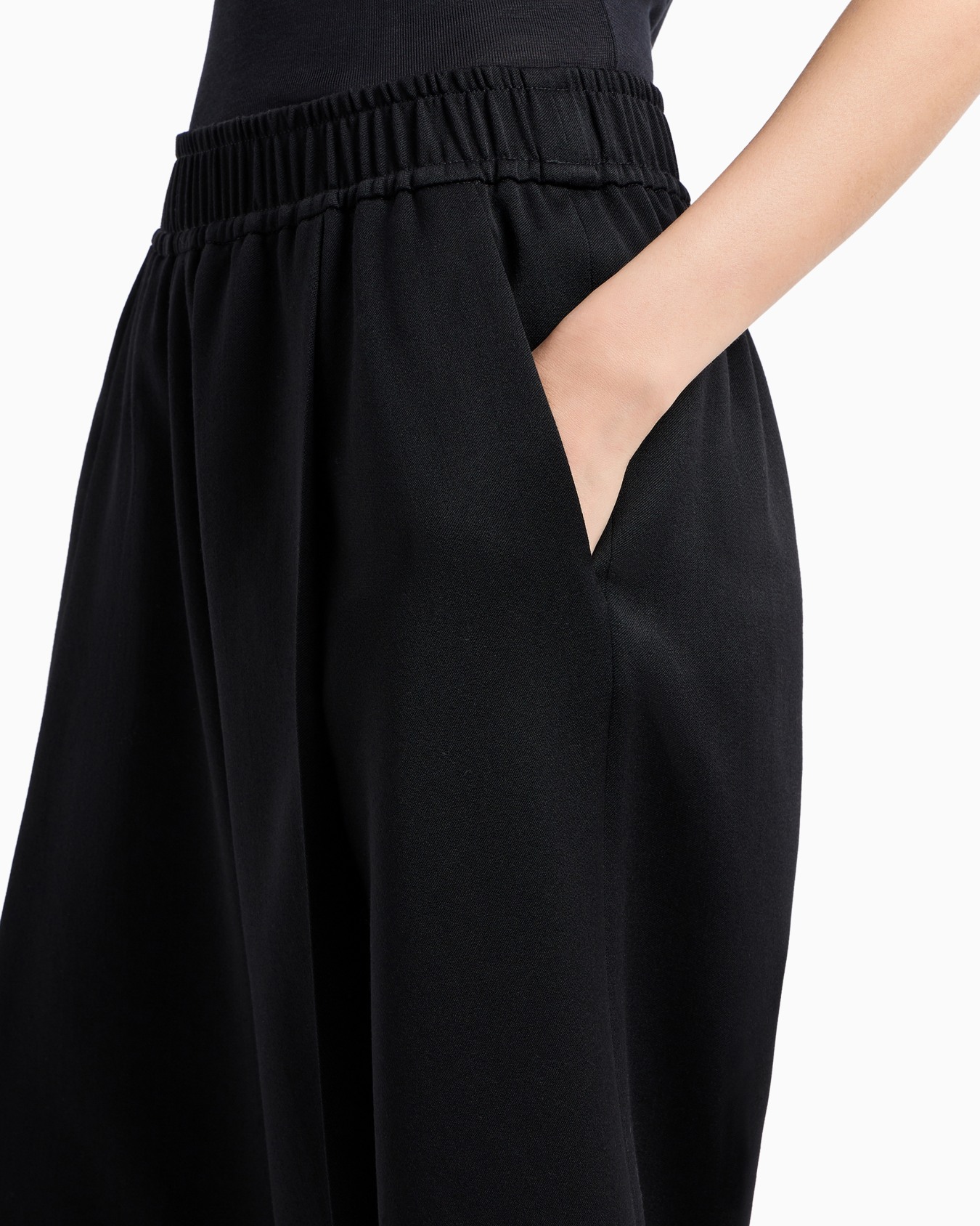 Virgin wool Bermuda shorts Slide 5