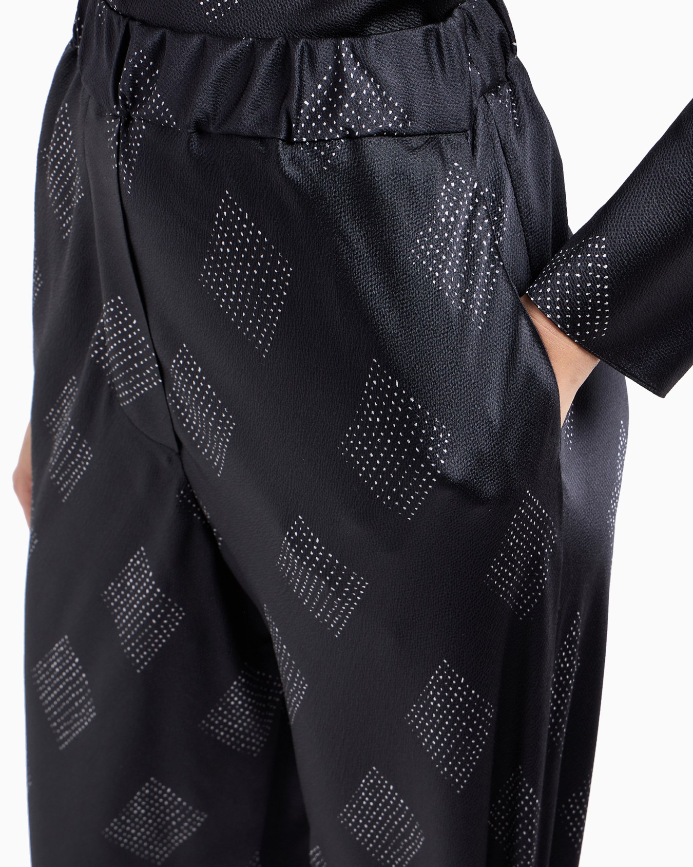 Geometric print silk crépon trousers Slide 5