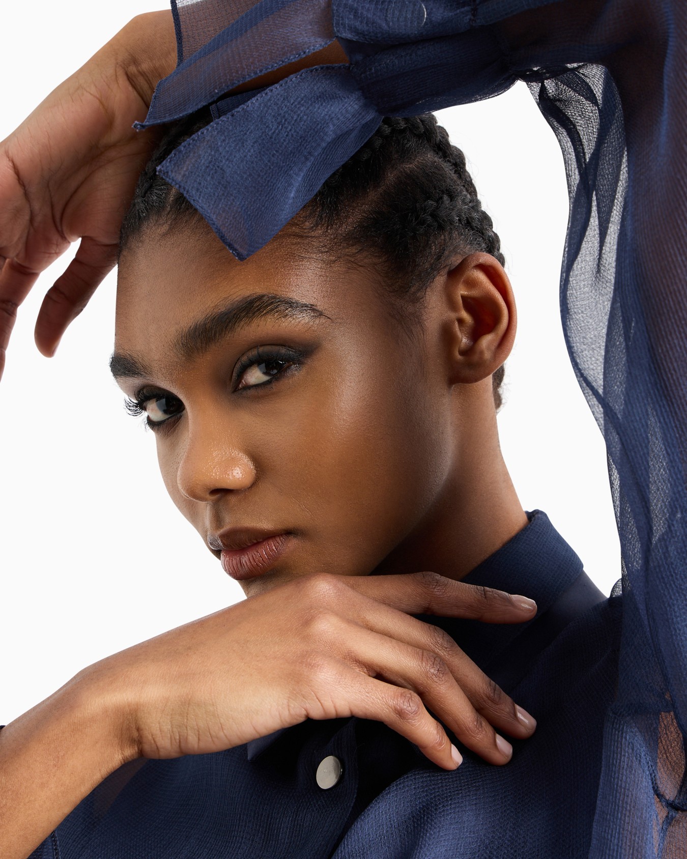 Silk organza shirt with plastron Slide 5