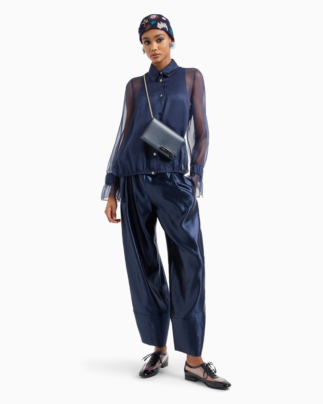 Silk organza shirt with plastron Slide 4