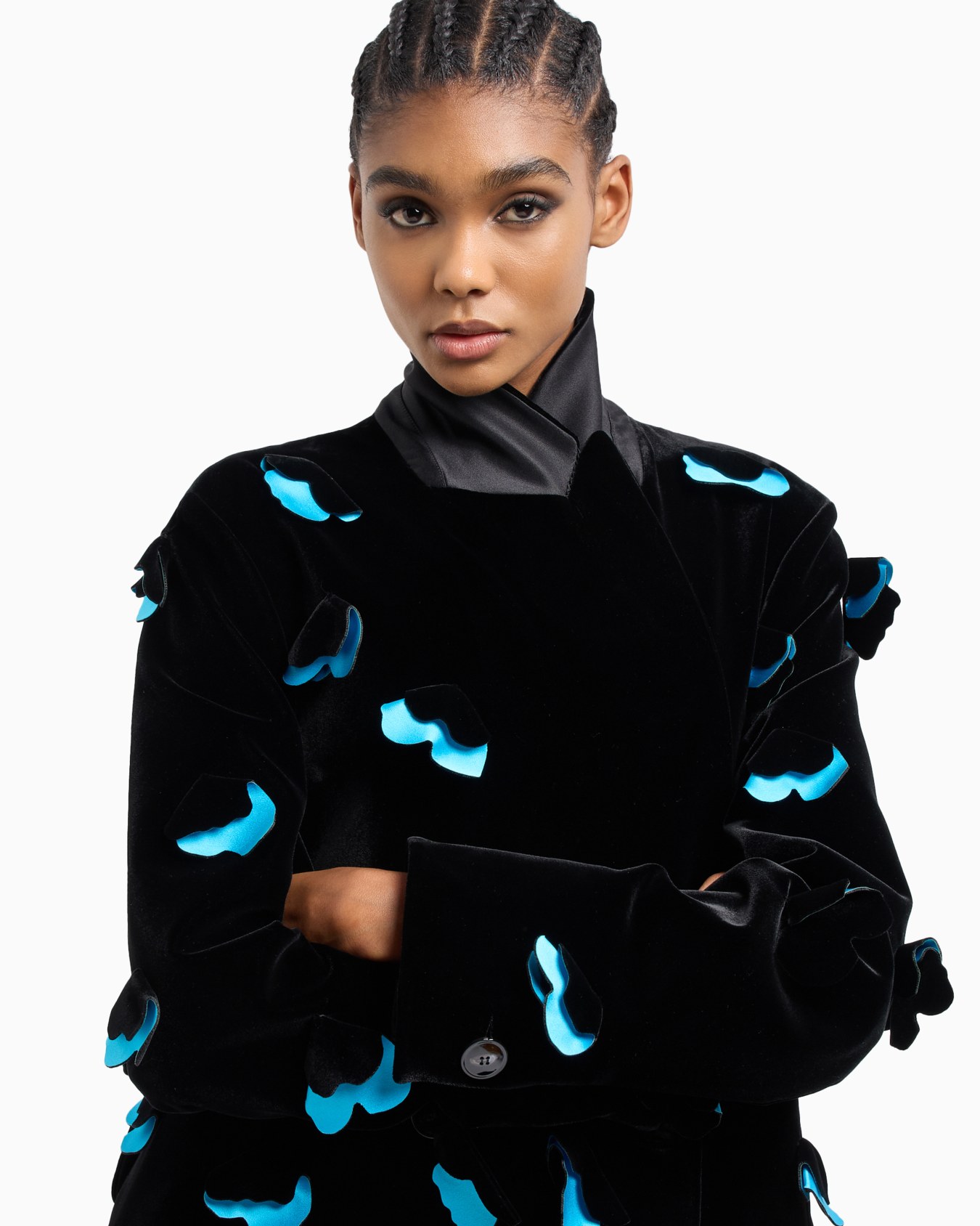 Long, velvet single-breasted coat with applied flowers Slide 5