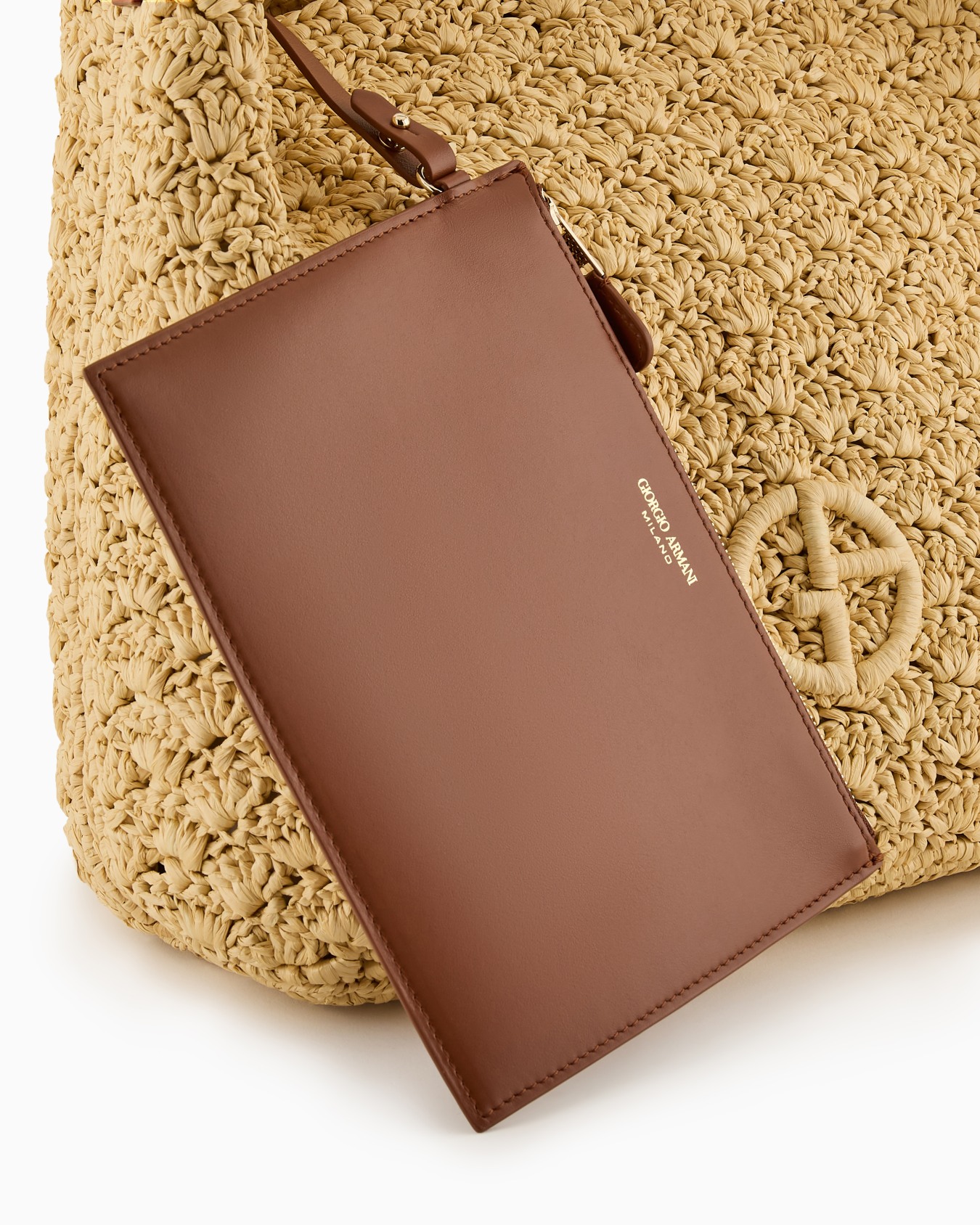 Medium shoulder bag made of raffia fan stitch and leather Slide 4