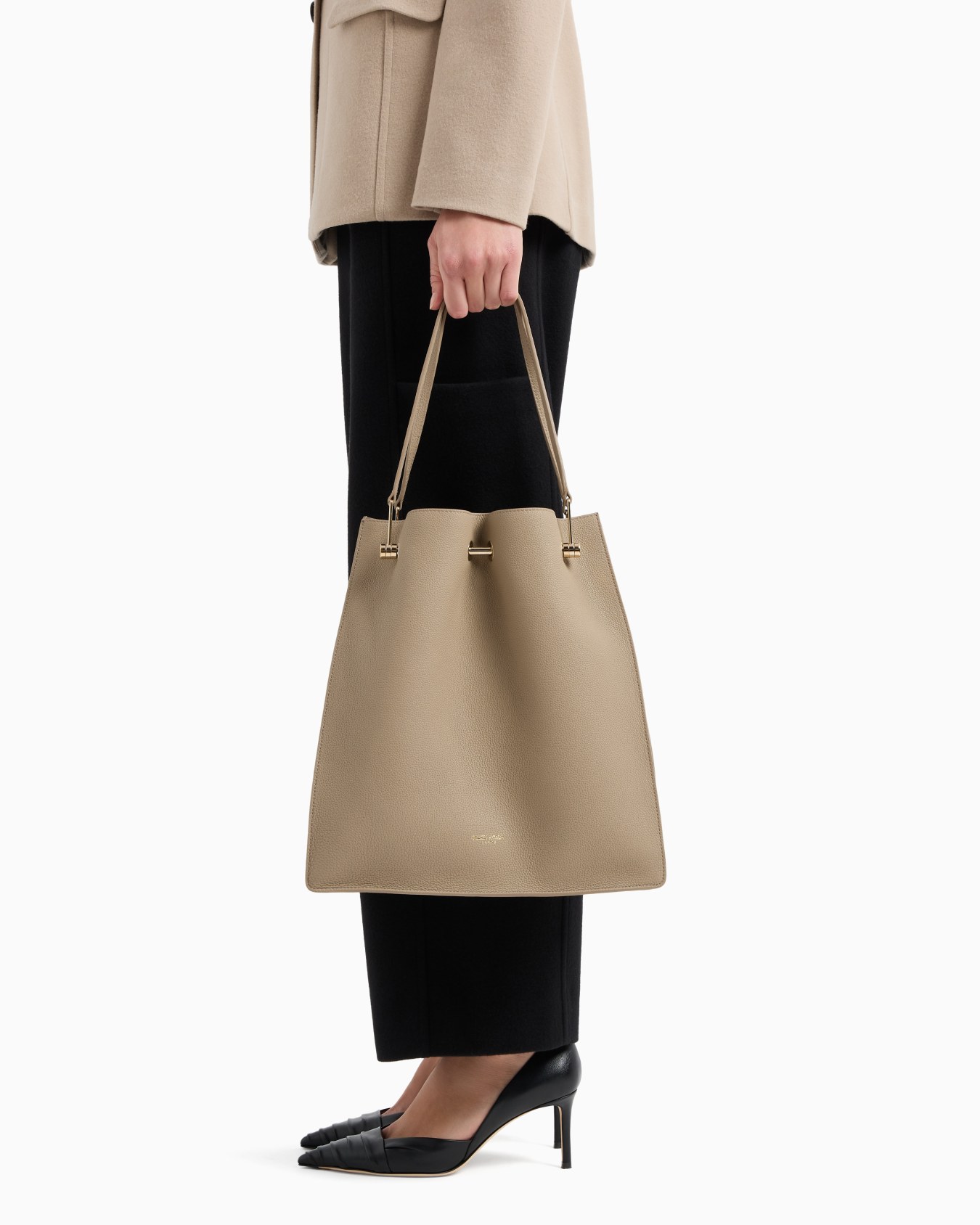 Medium shopper bag in pebbled leather Slide 5
