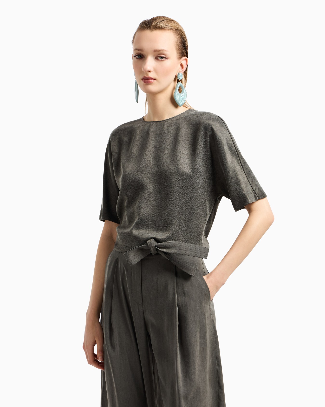 Blusa girocollo in viscosa e cupro Slide 3