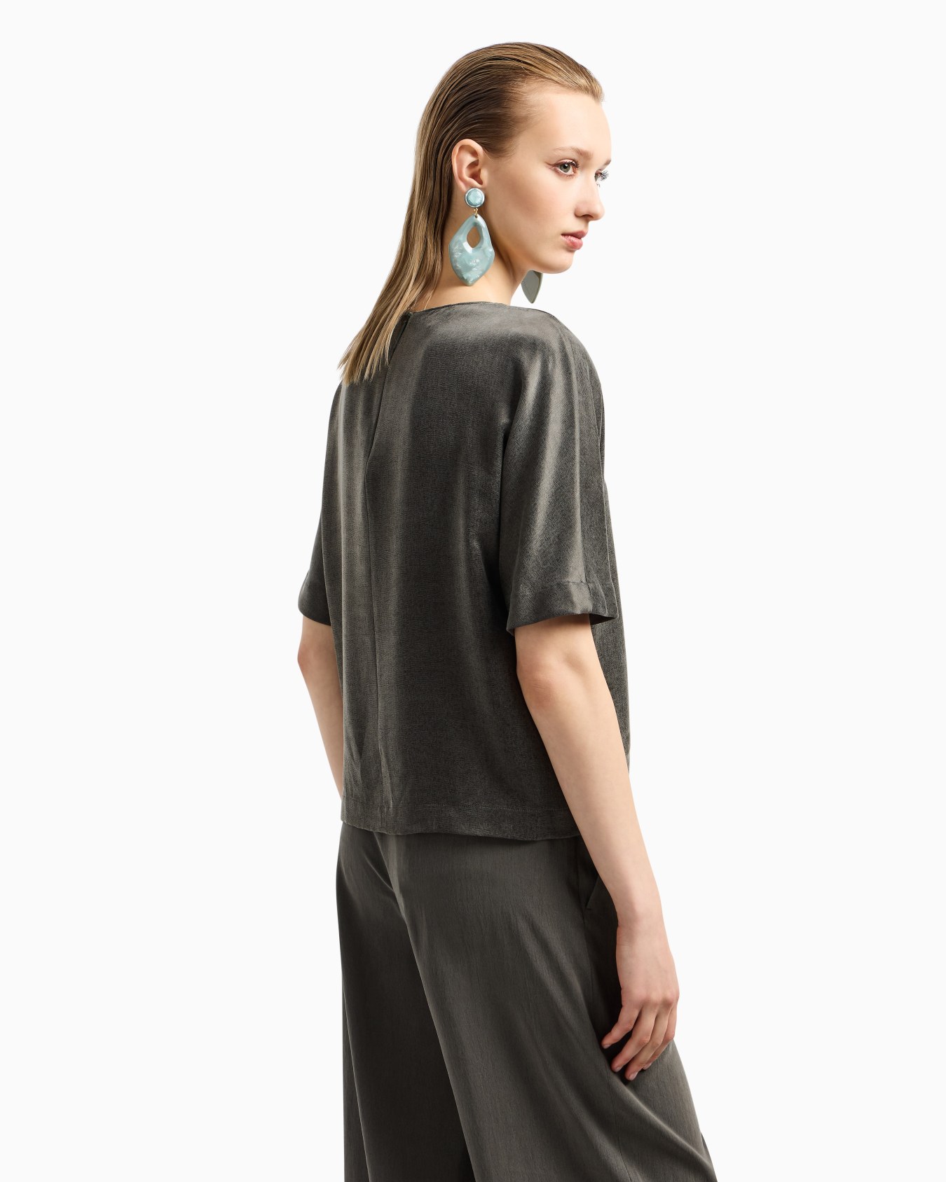 Blusa girocollo in viscosa e cupro Slide 2