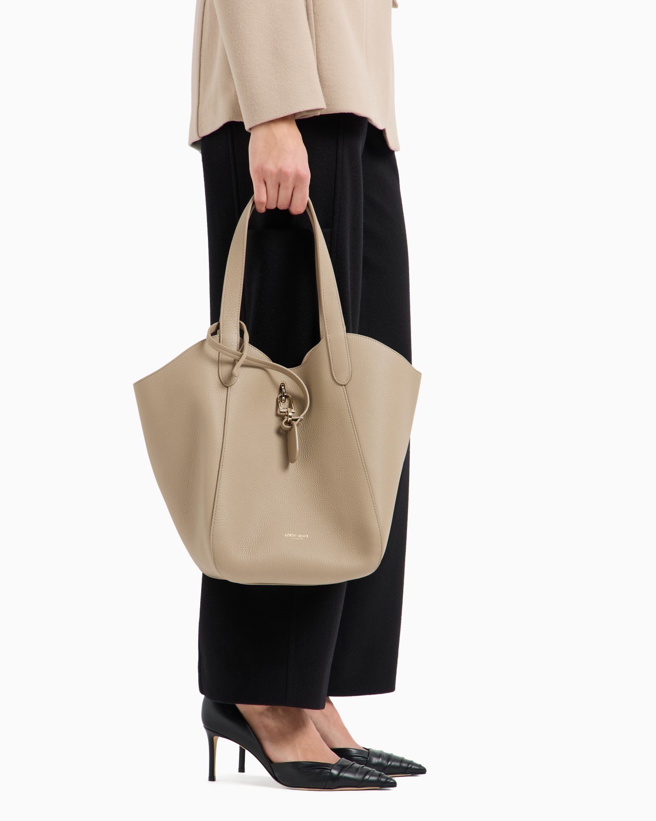 Medium pebbled leather handbag Slide 5