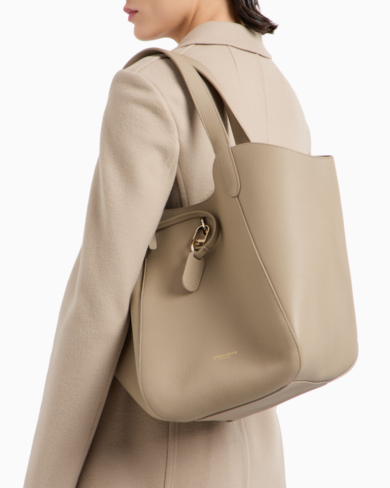 Medium pebbled leather handbag Slide 6
