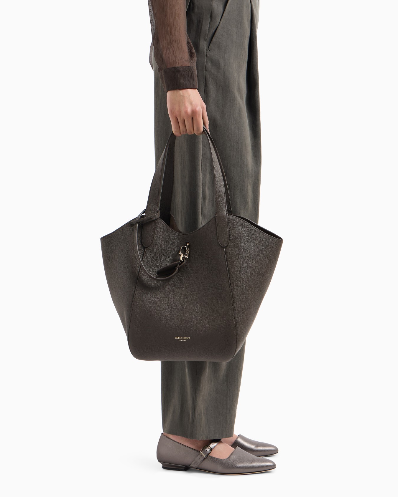 Medium pebbled leather handbag Slide 5