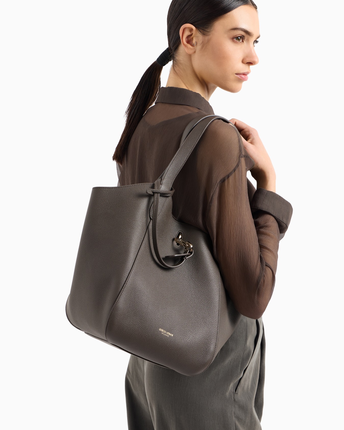 Medium pebbled leather handbag Slide 6