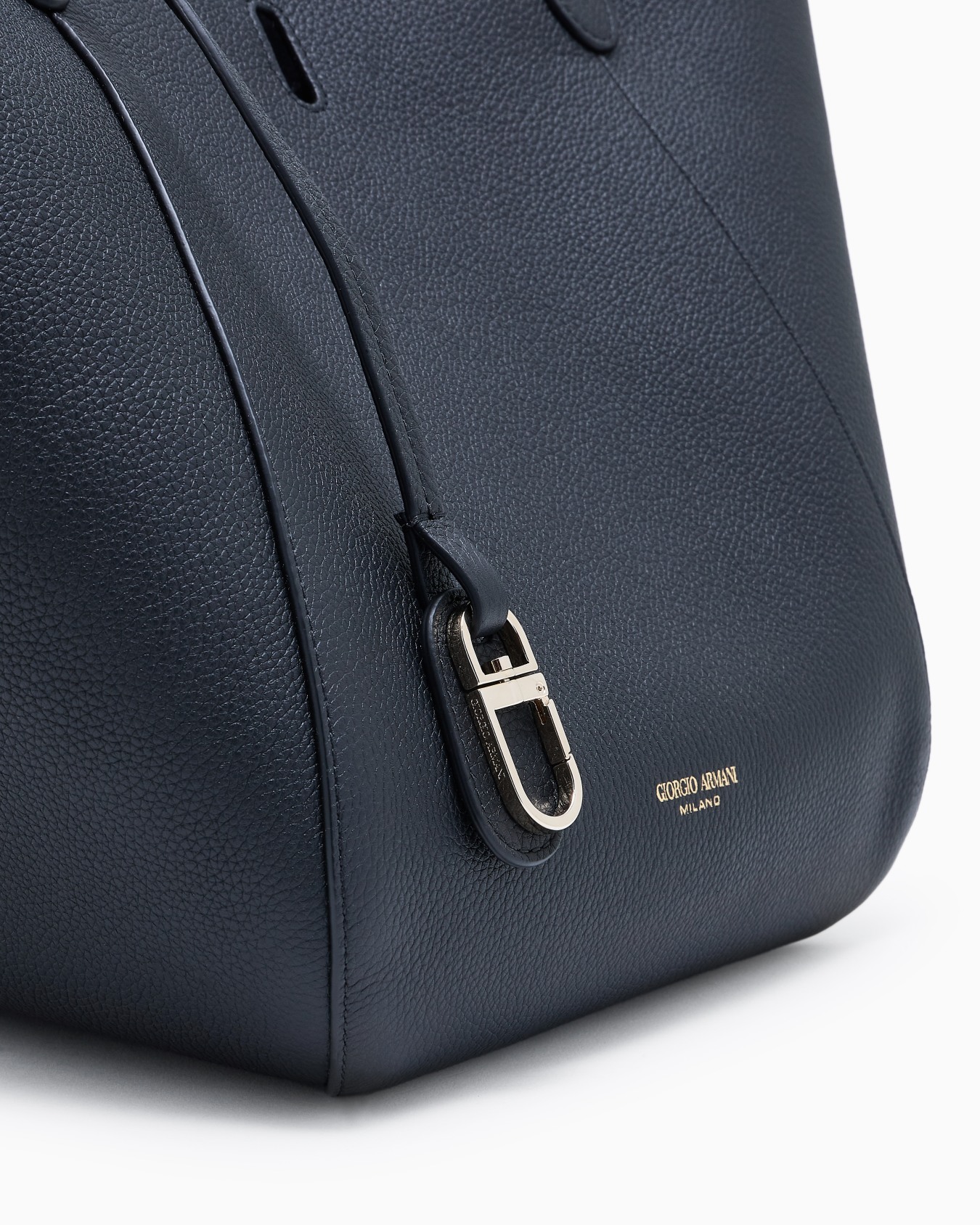 Medium pebbled leather handbag Slide 4