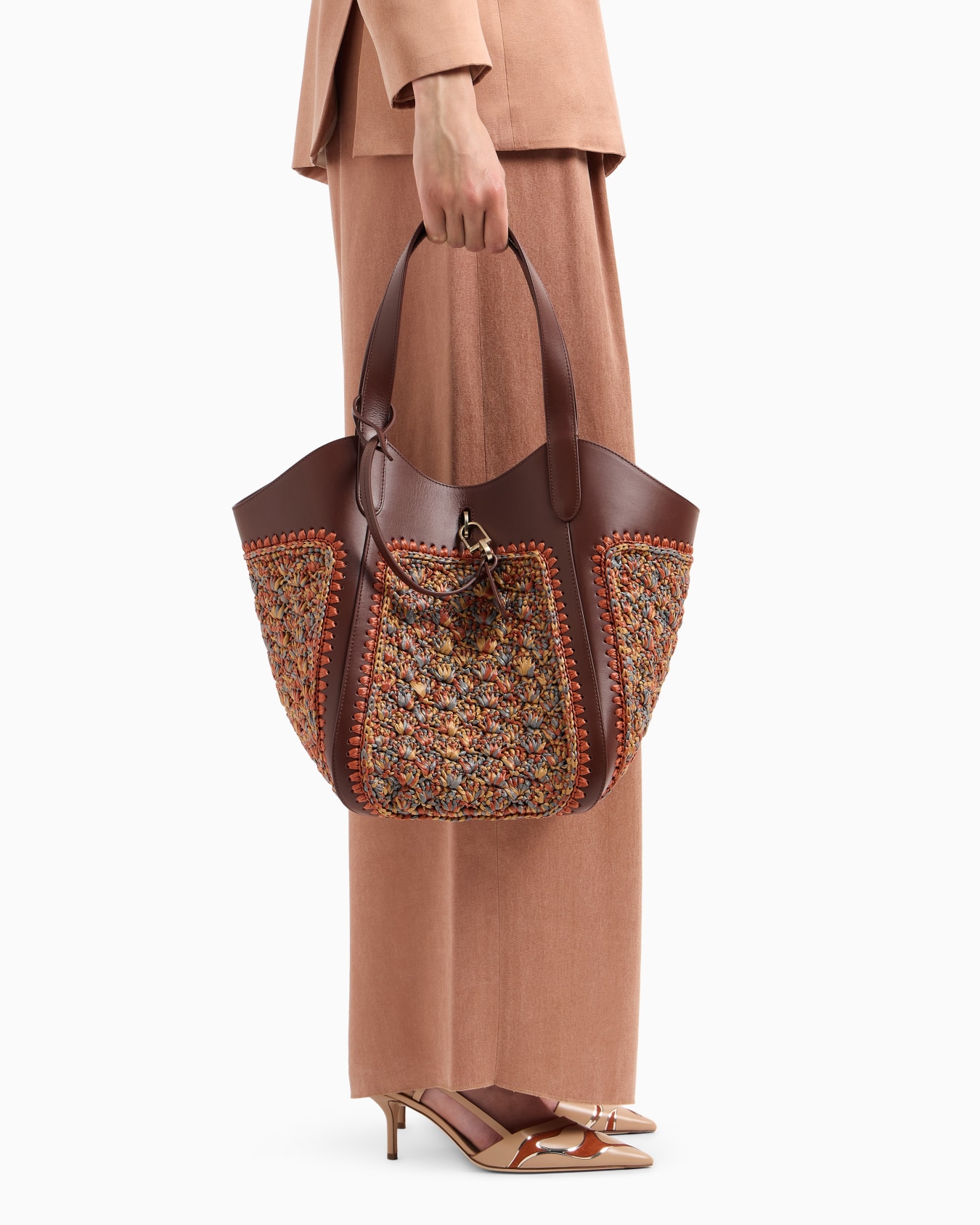 Medium handbag in leather and fan-stitch raffia Slide 5