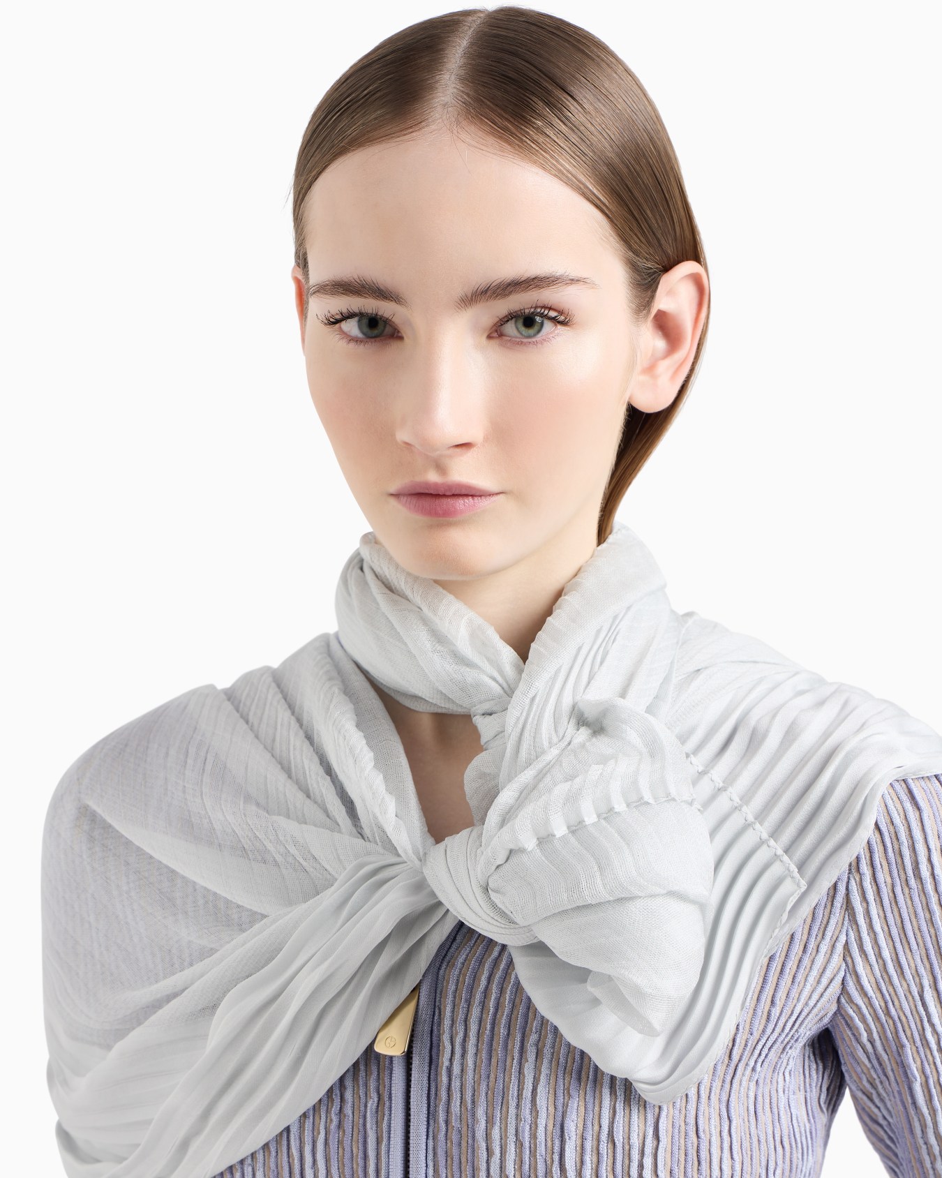 Pleated silk stole Slide 2