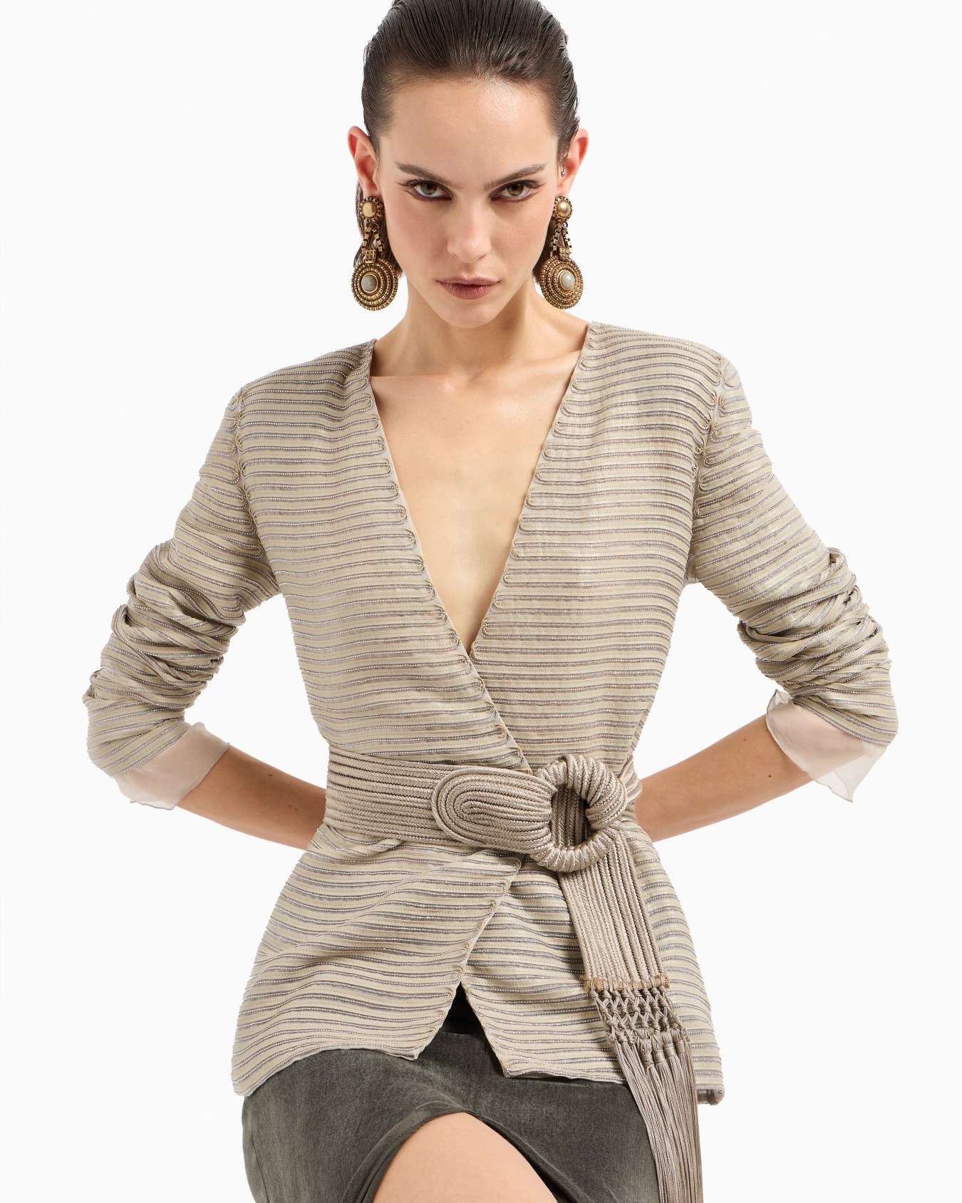 Veste croisée en mousseline de soie avec sangles en daim brodées Diapositive 5