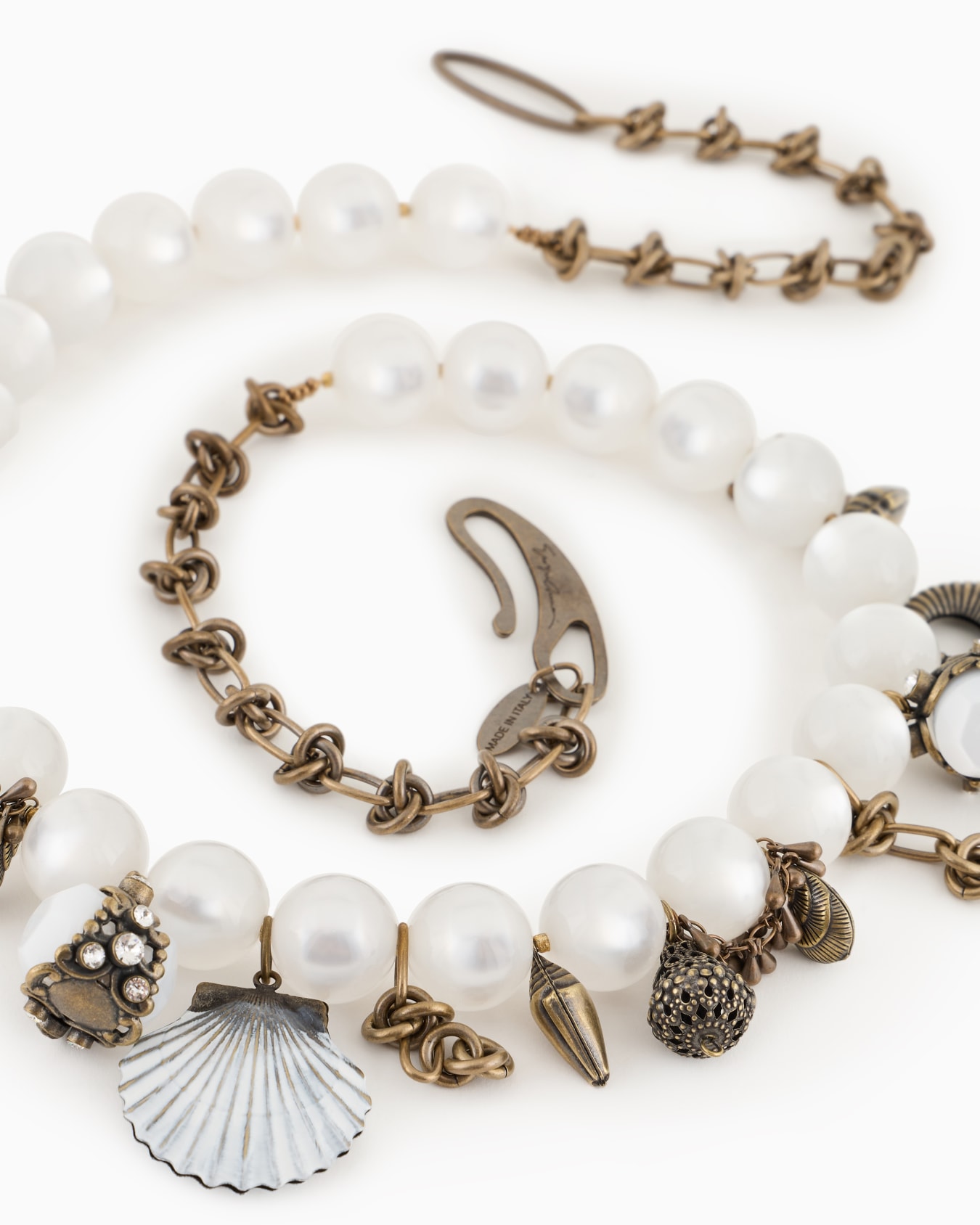 Collier ras de cou en résine et pendentifs en laiton Diapositive 1