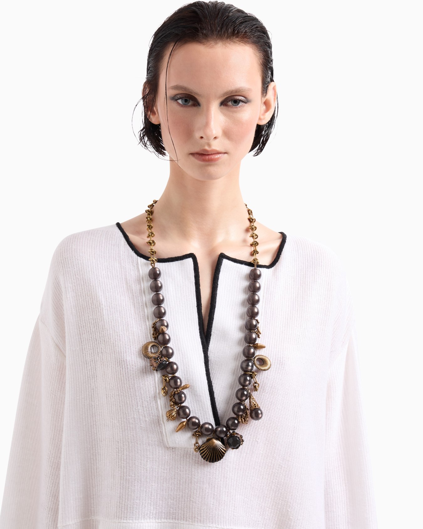 Resin choker necklace with brass pendants Slide 2