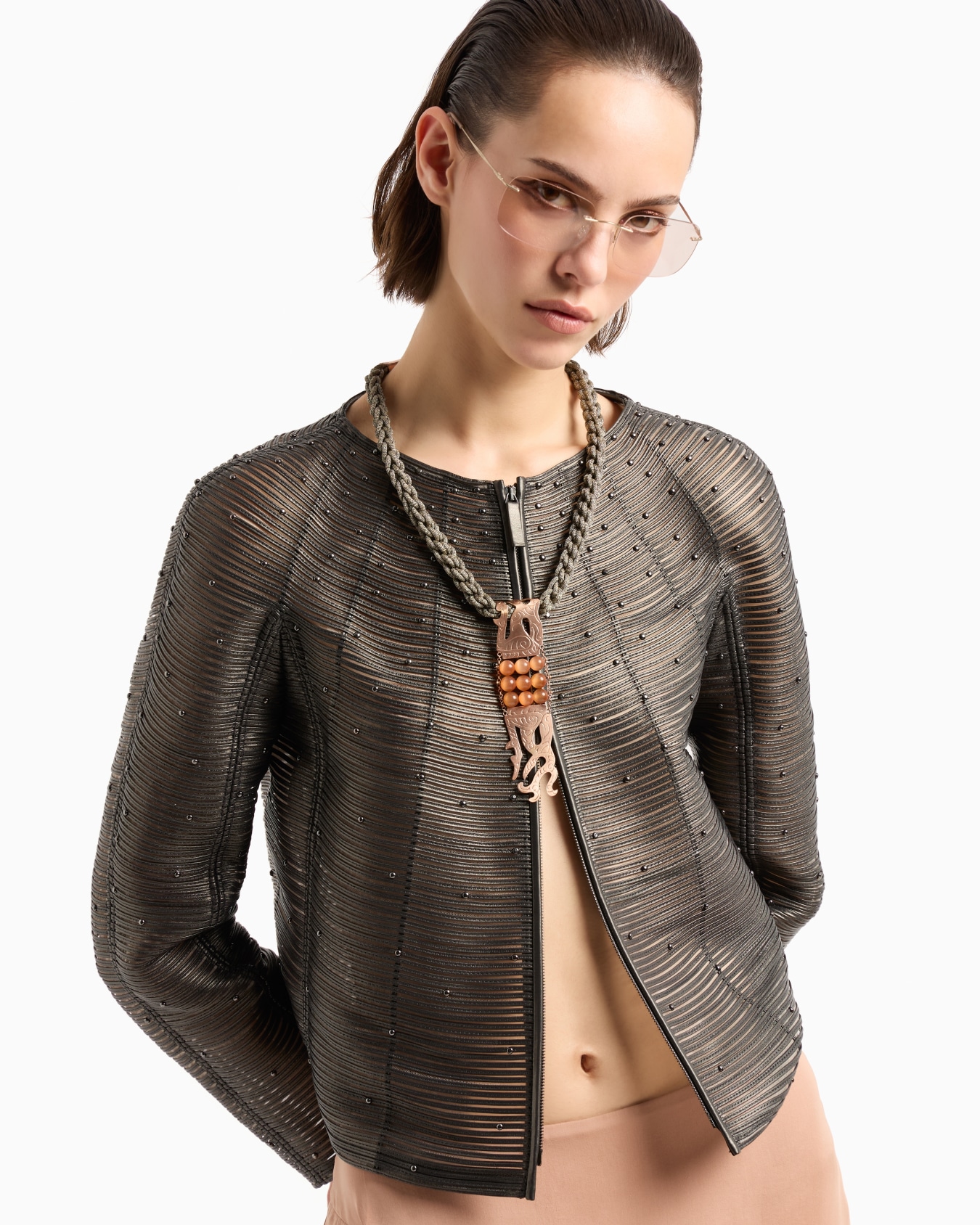Chaqueta de napa nacarada con tachuelas aplicadas Diapositiva 5