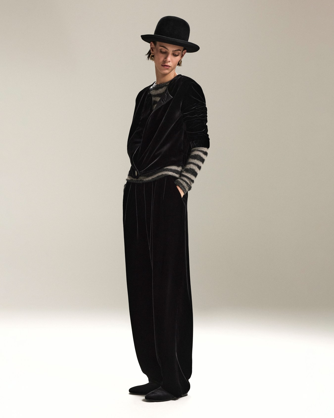 Short, velvet jacket Slide 5
