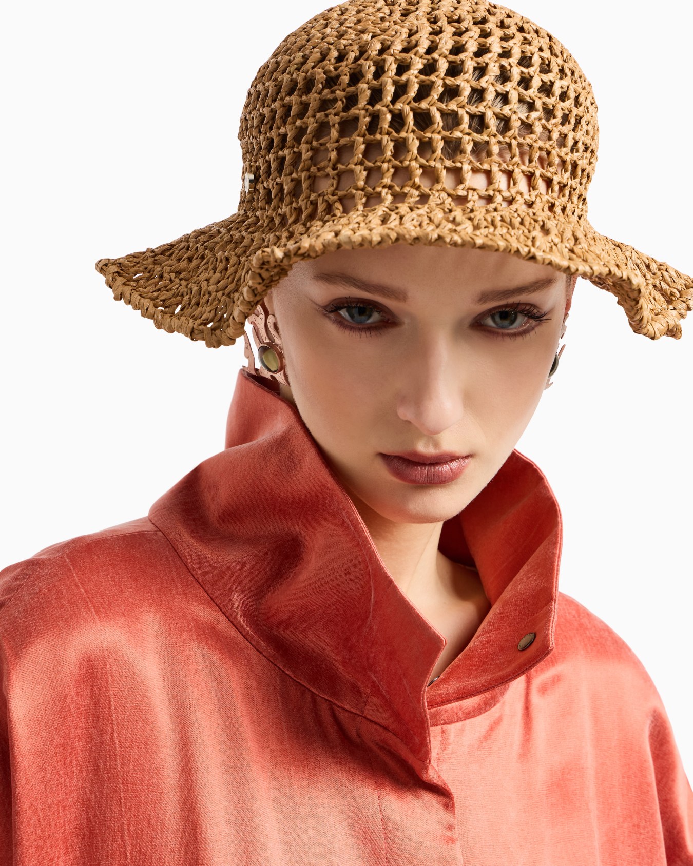 Woven viscose cloche hat Slide 3