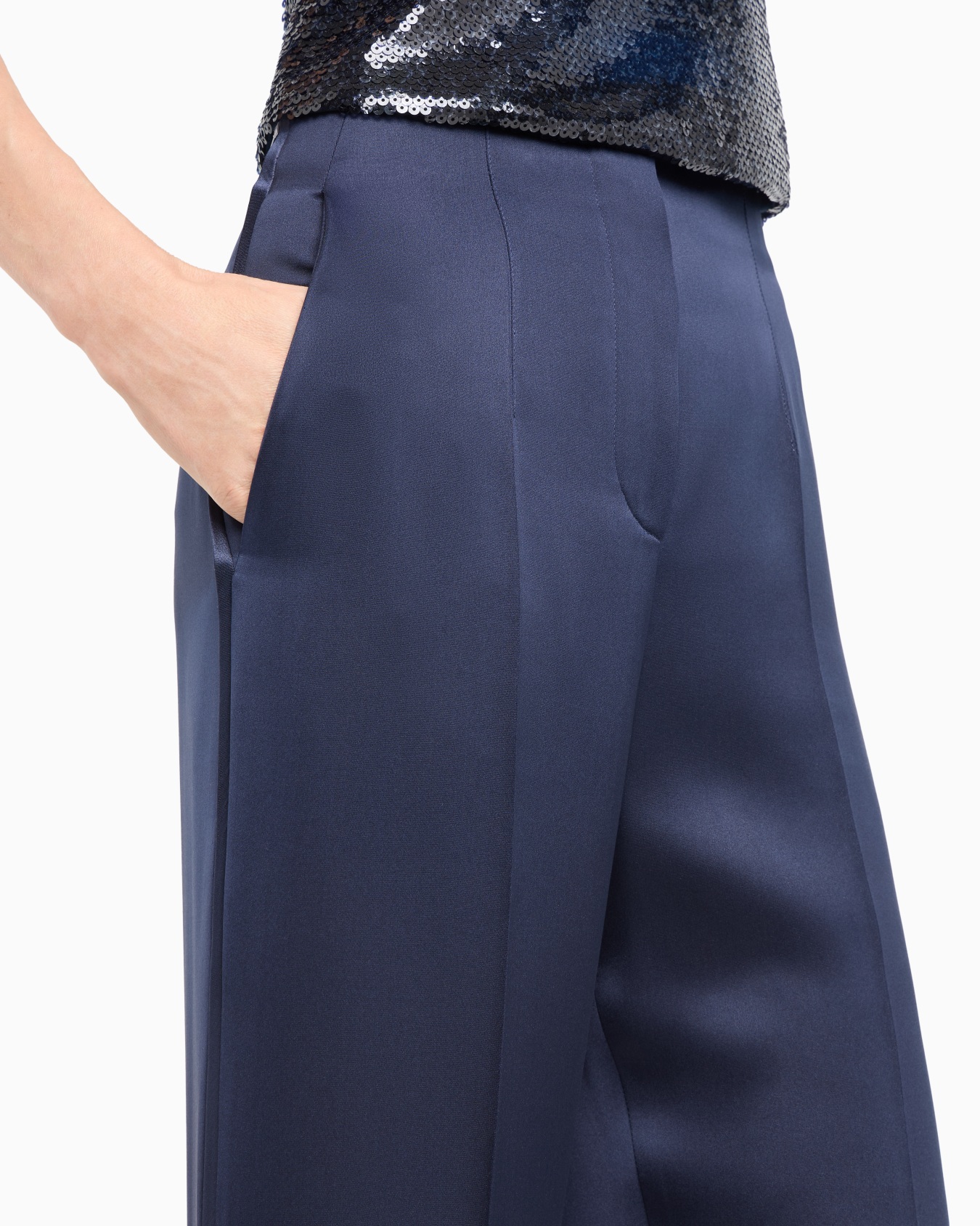 Glitter silk satin single-pleat trousers Slide 4