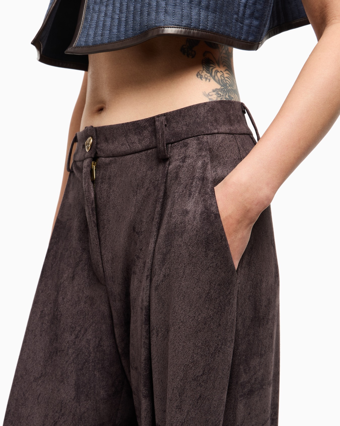 Single-pleat trousers in Alcantara-effect jersey Slide 5