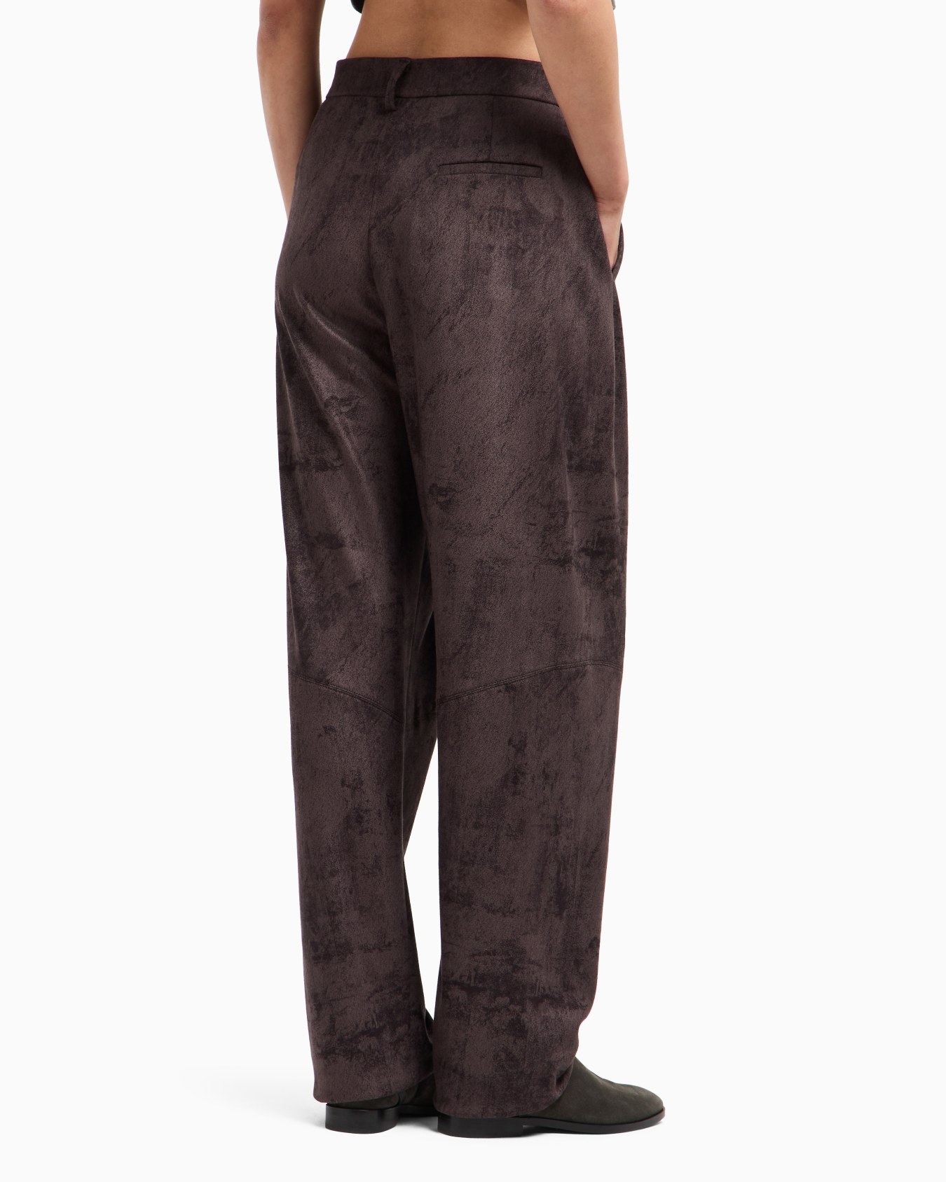 Single-pleat trousers in Alcantara-effect jersey Slide 3