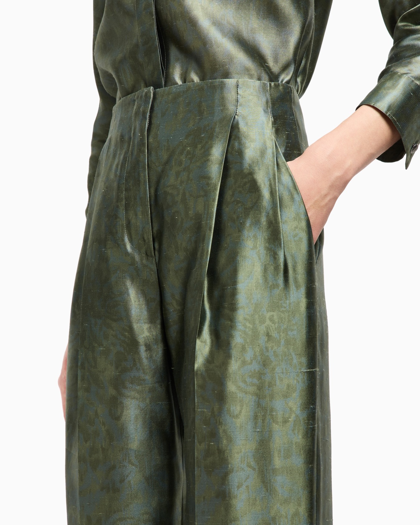 Hose mit einem Abnäher aus bedrucktem Seiden-Shantung Folie 5