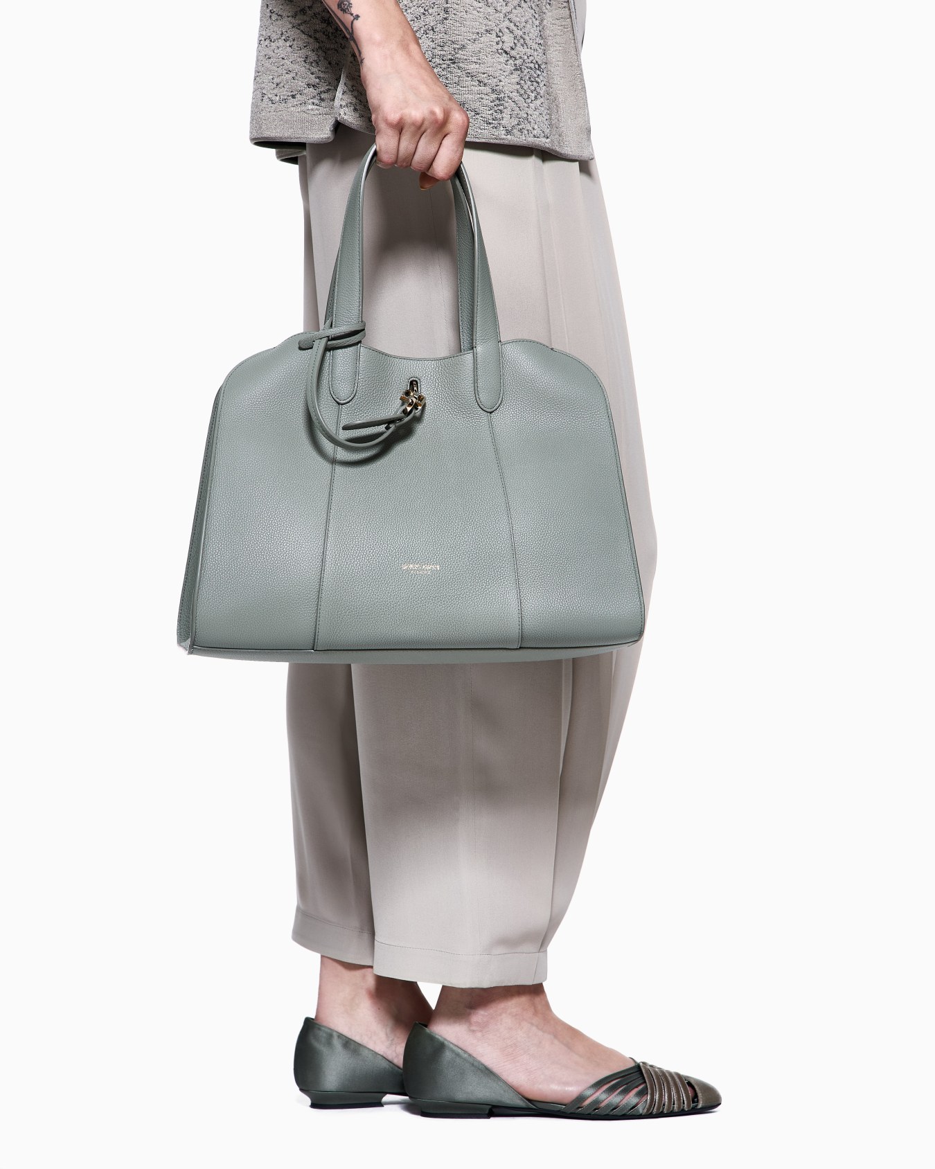 Large pebbled leather tote bag Slide 5