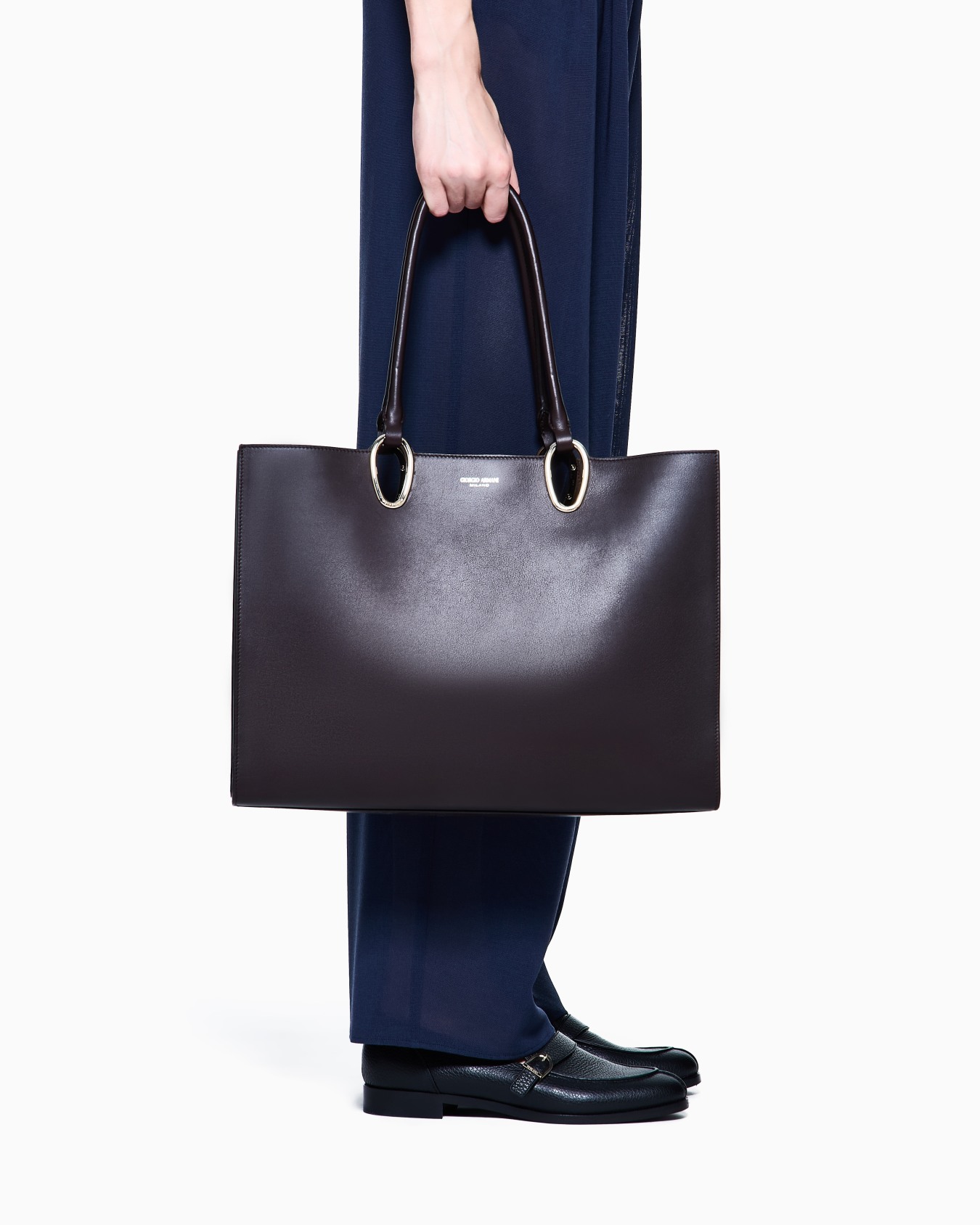 Medium shopper bag in leather Slide 5