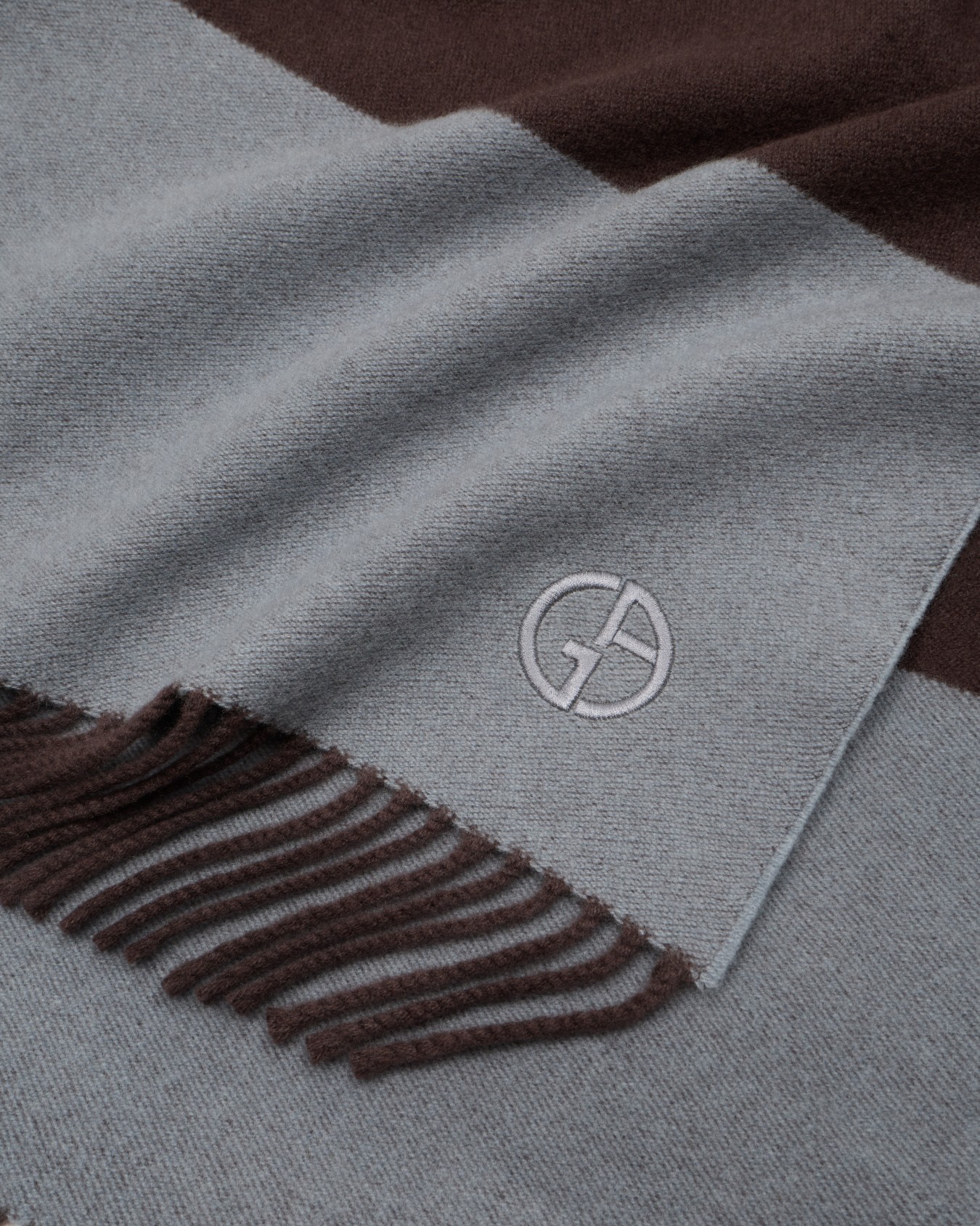 Two-tone cashmere stole Slide 1