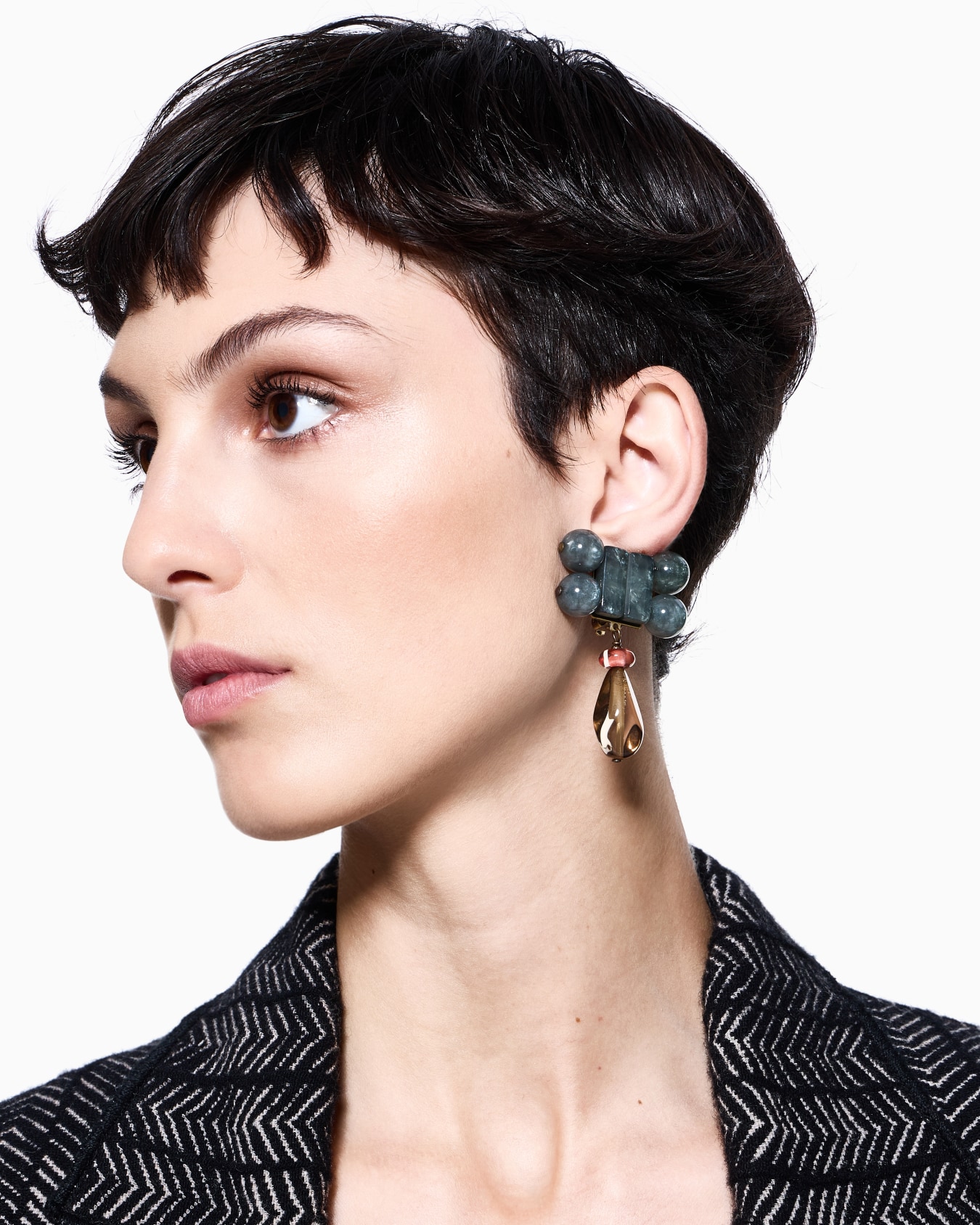 Resin and quartz clip-on earrings Slide 2
