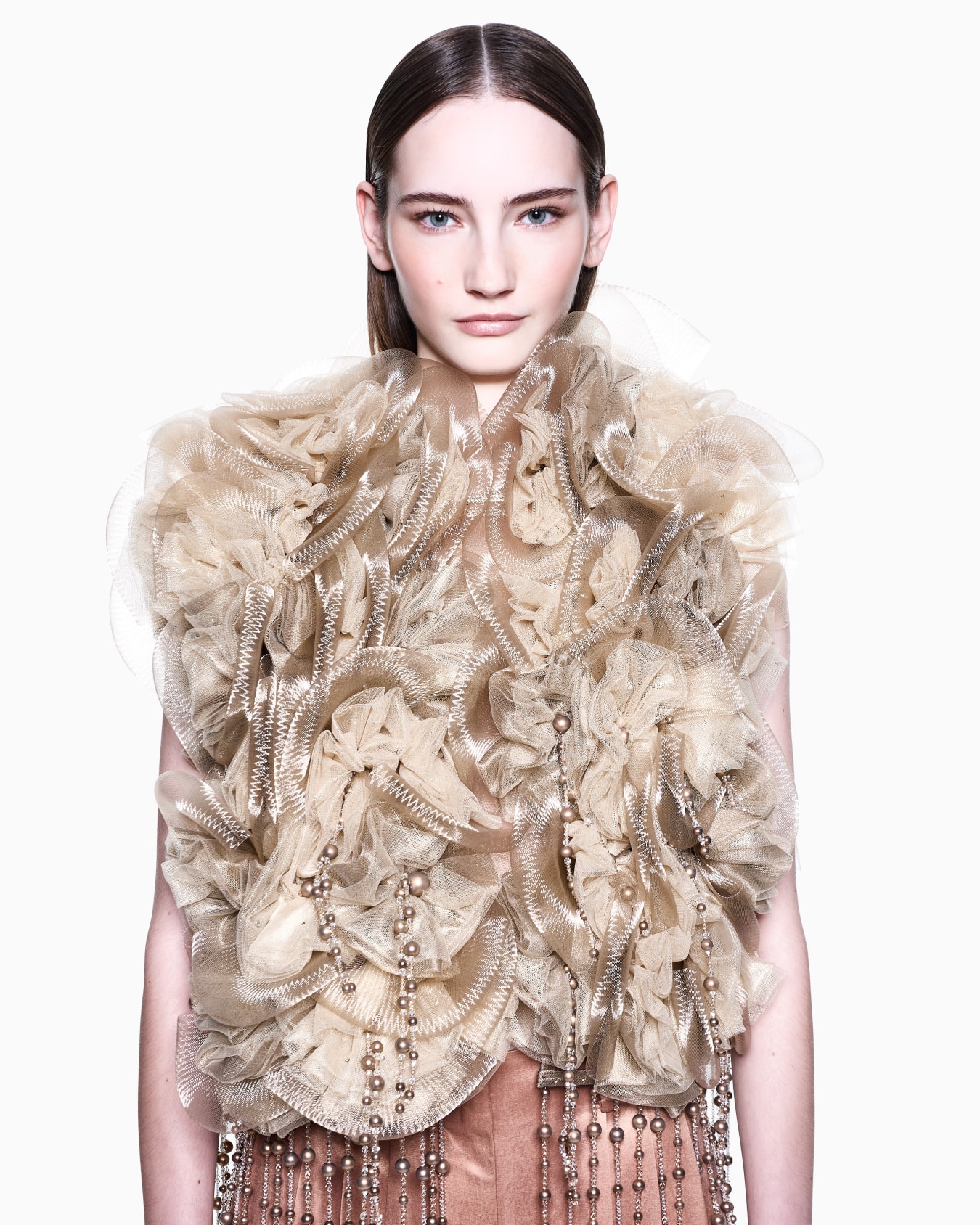 Crinoline and tulle cape with fringes Slide 3