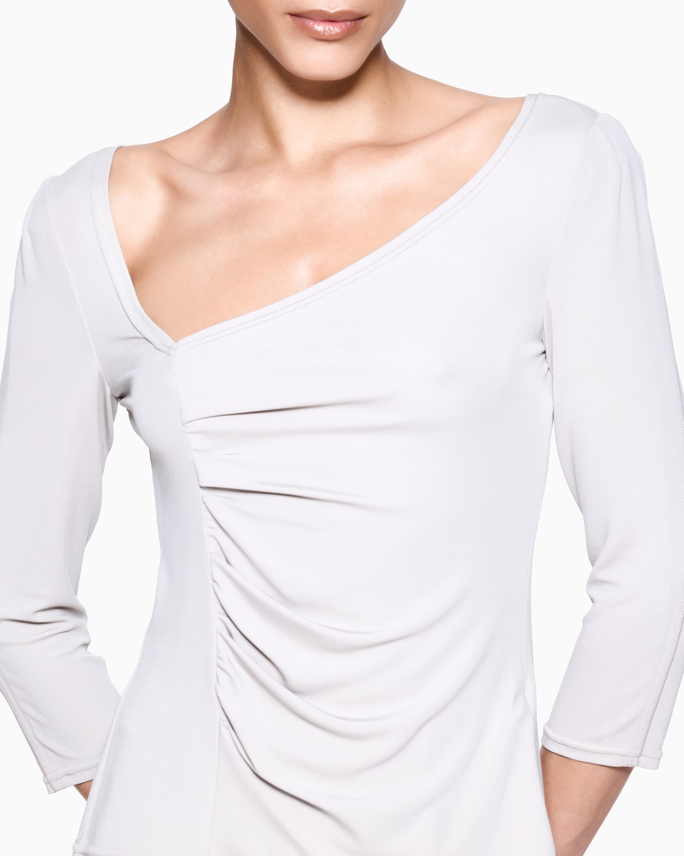 Pullover aus Viskose-Jersey mit asymmetrischem Ausschnitt Folie 4