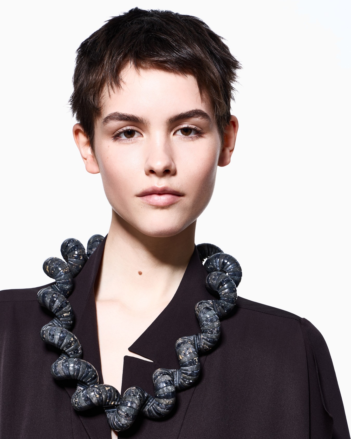 Collier long en résine chinée Diapositive 2