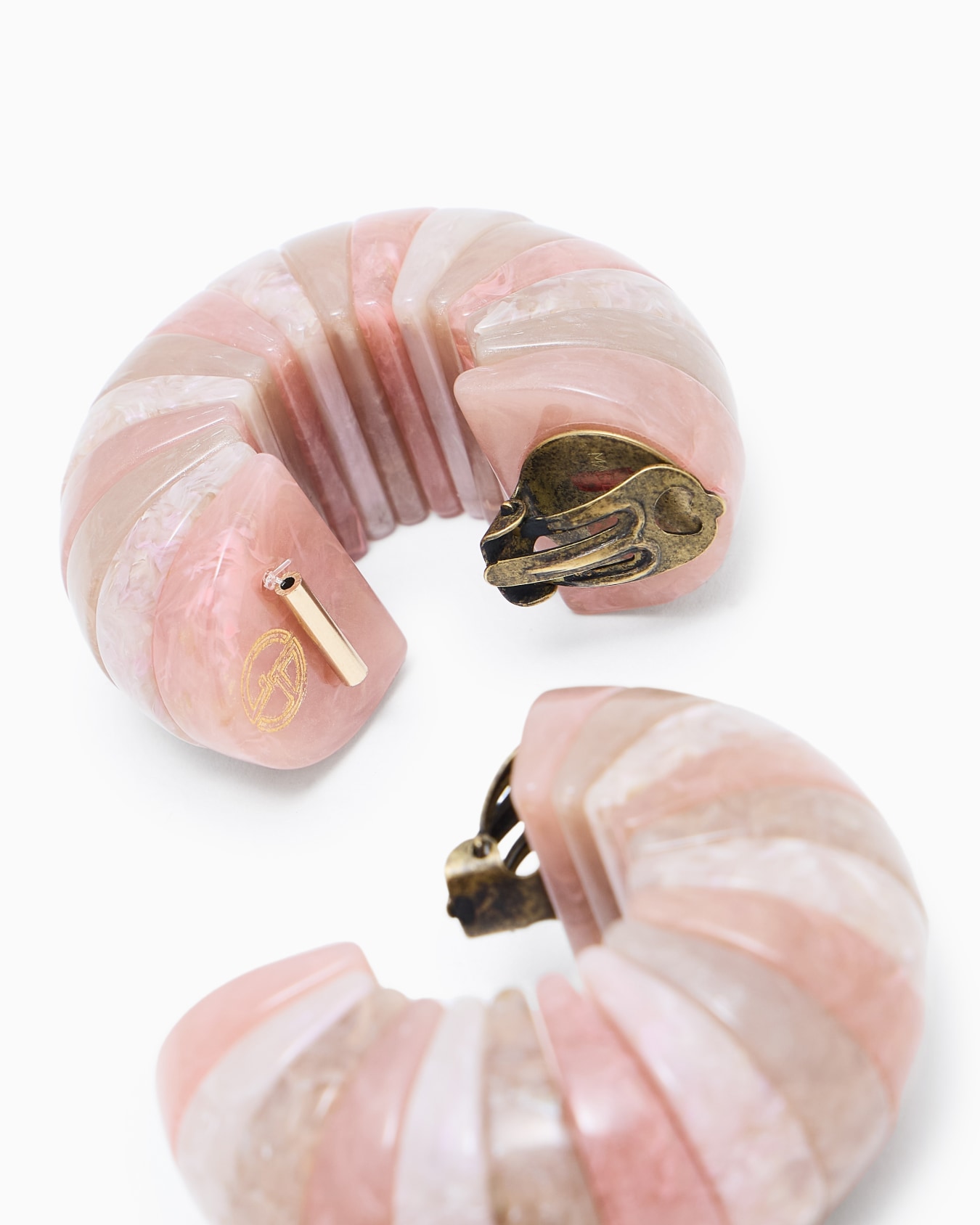 Clip-on earrings in a mélange resin Slide 1