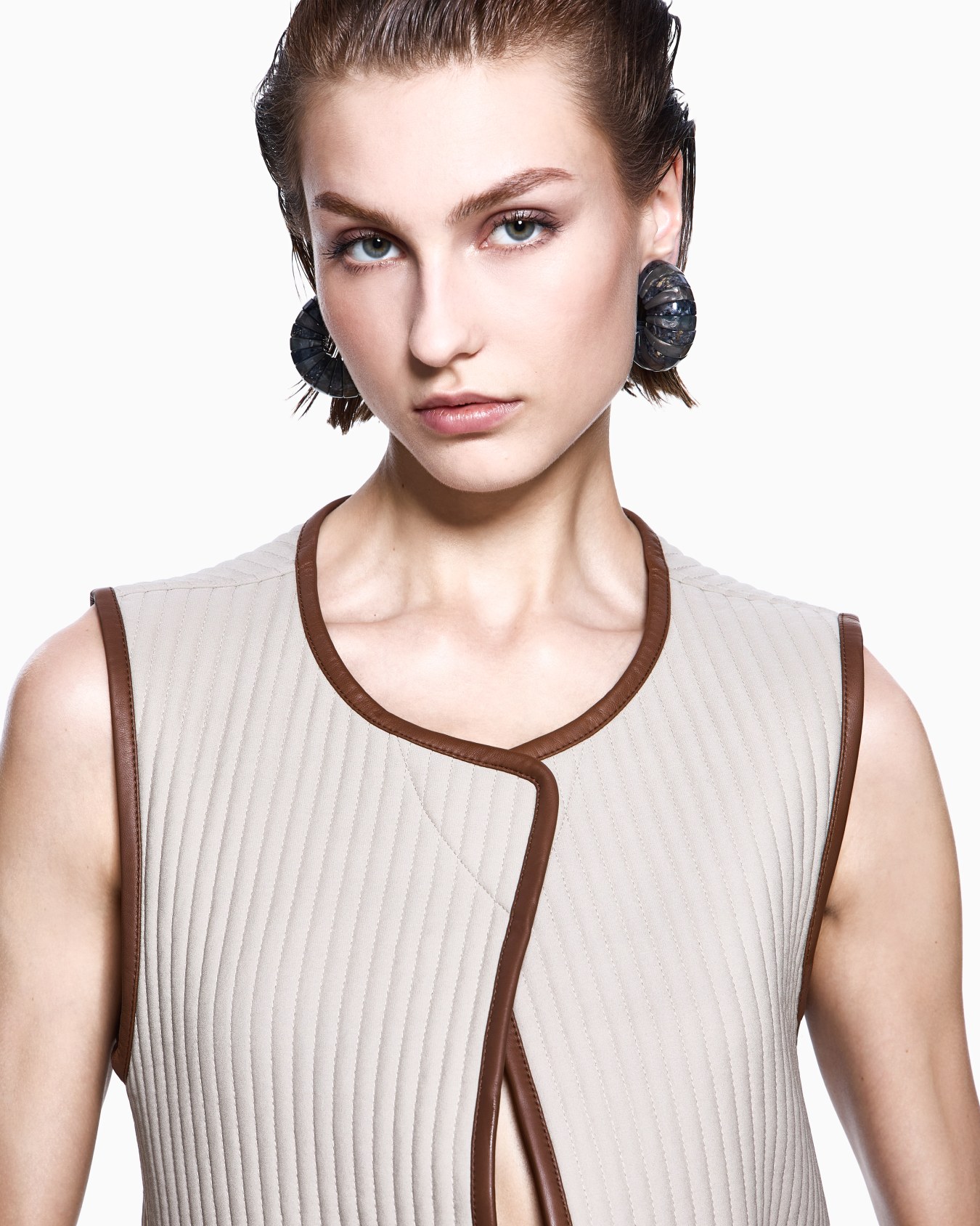 Clip-on earrings in a mélange resin Slide 2