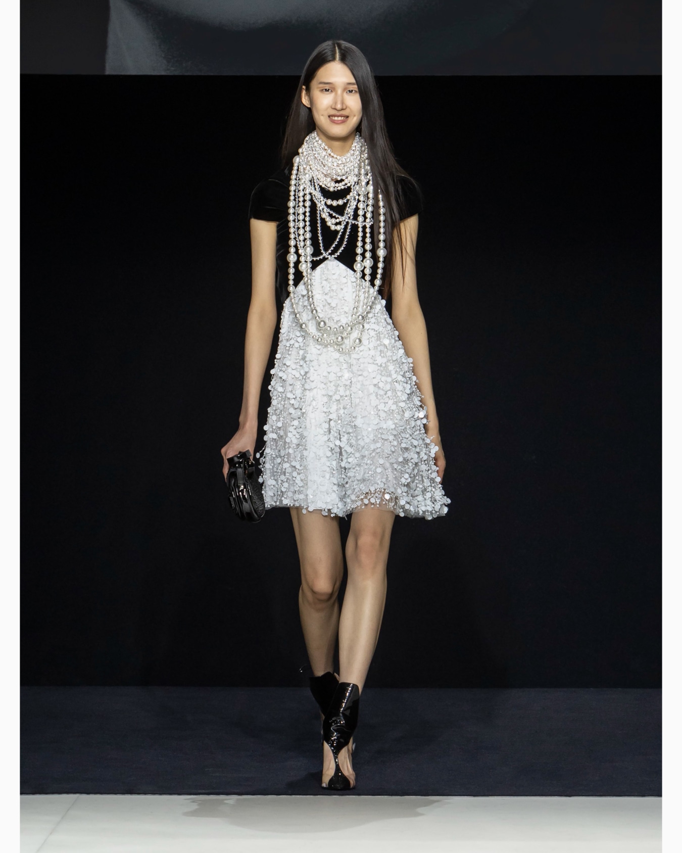 Dress with velvet top and skirt with hand-embroidered sequin fringe Slide 2