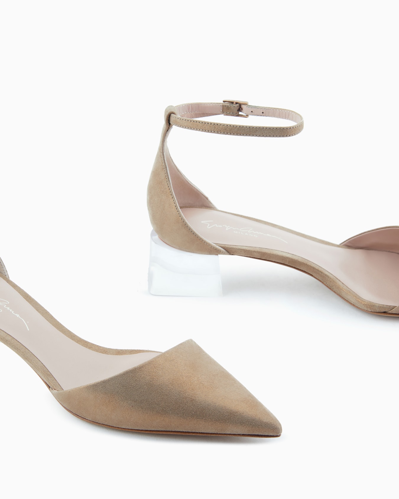 Zapato de salón modelo d’orsay de ante laminado Diapositiva 4