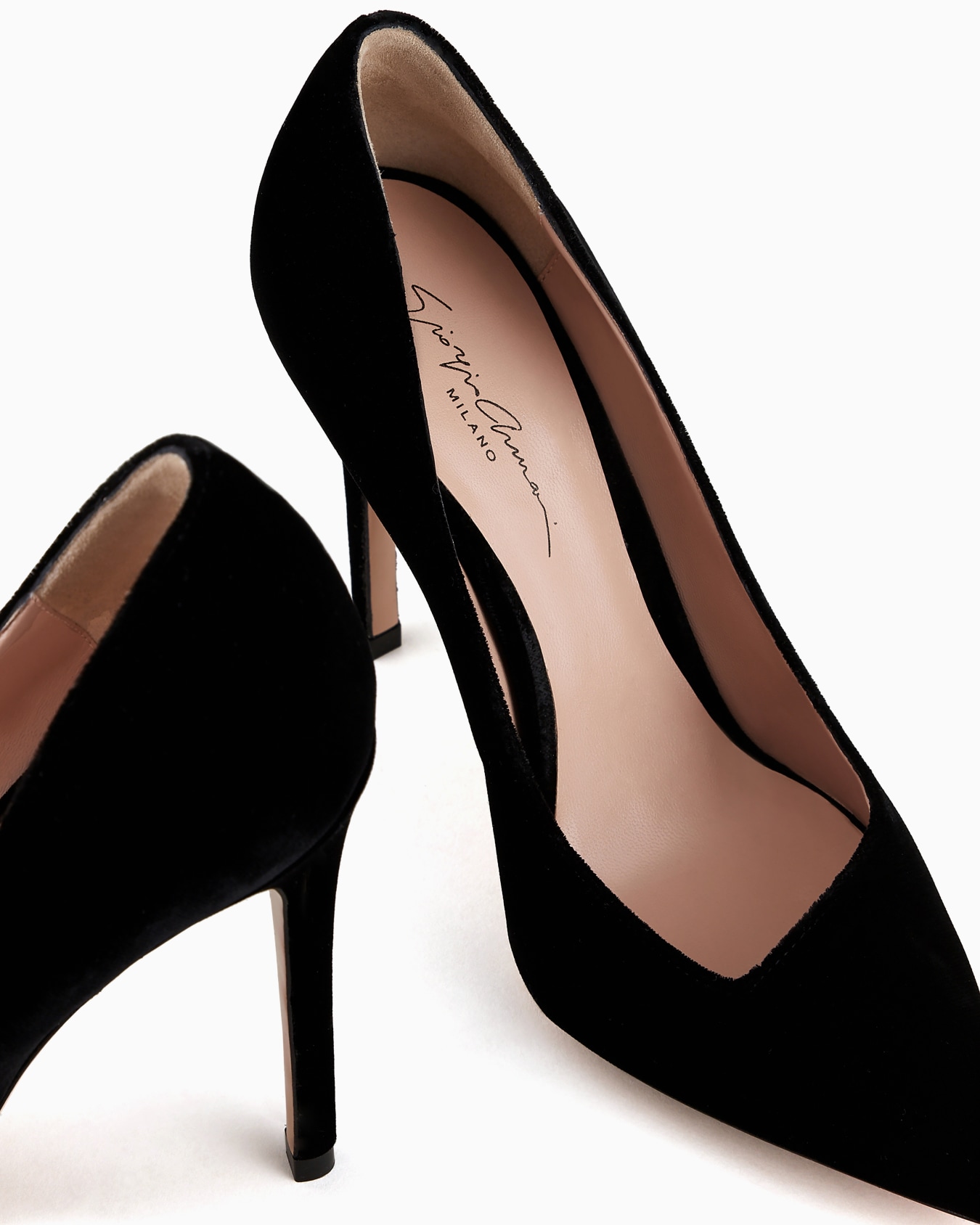 Velvet court shoes with an asymmetric top line Slide 2