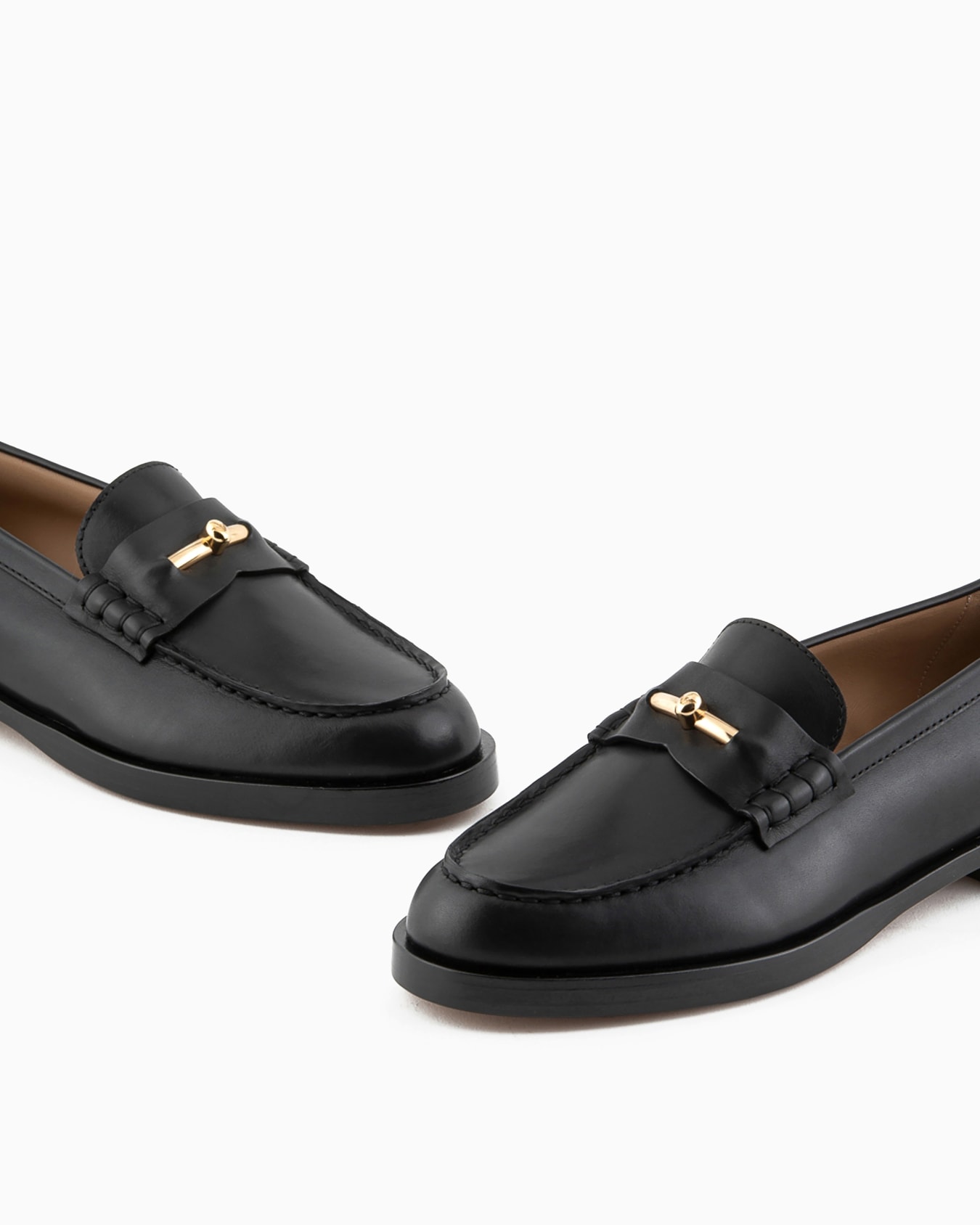 Polished leather loafers with stirrup Slide 3