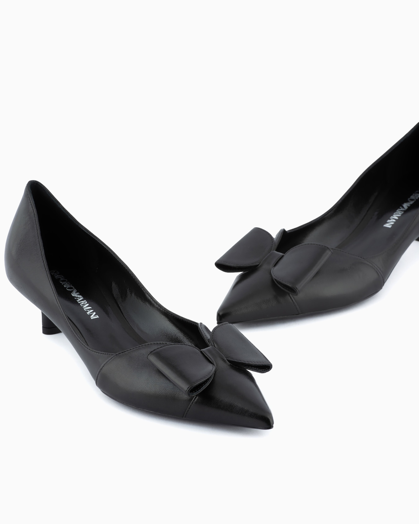 Zapato de salón de napa con tacón kitten y lazo Diapositiva 2