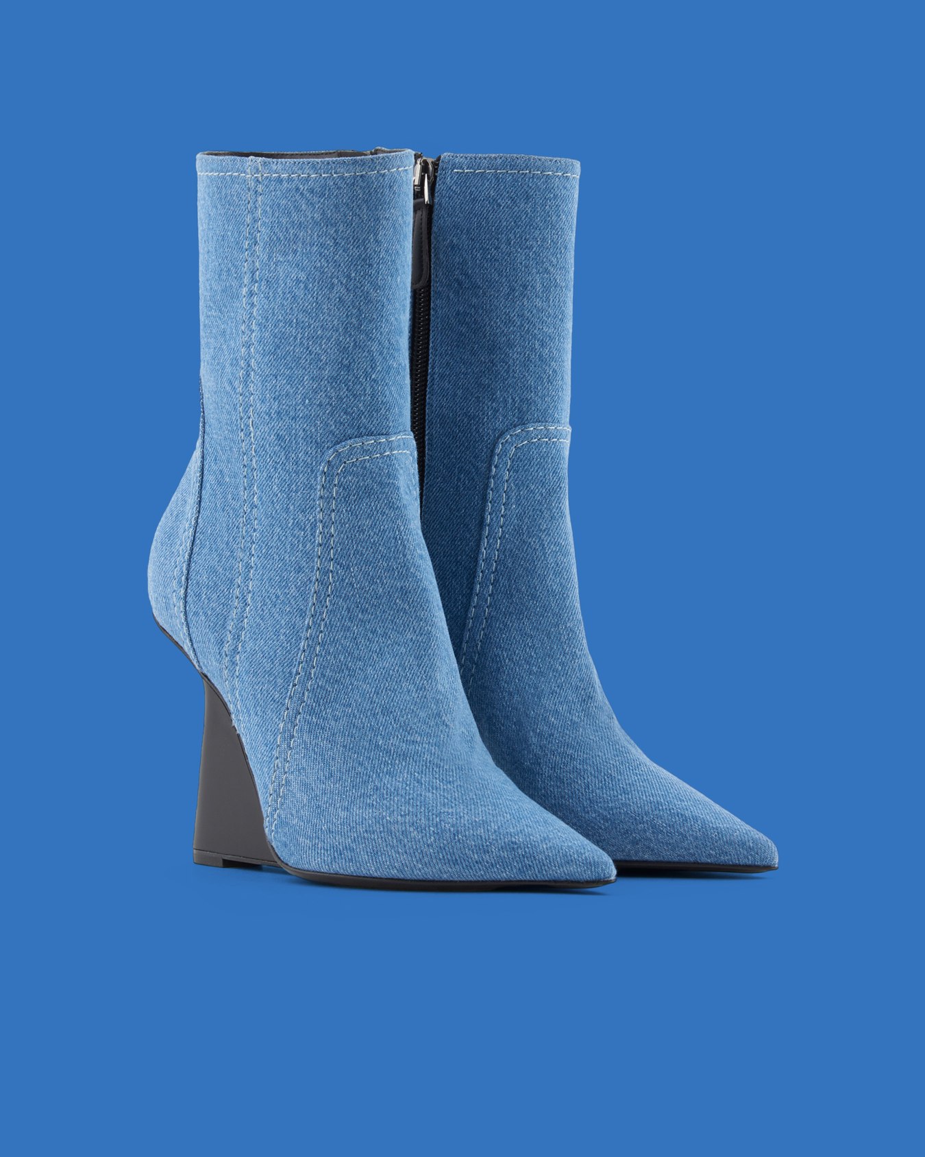 Stiefeletten mit Keilabsatz aus der Black Blue ASV-Sonderkollektion, gefertigt aus gewaschenem Denim Folie 1