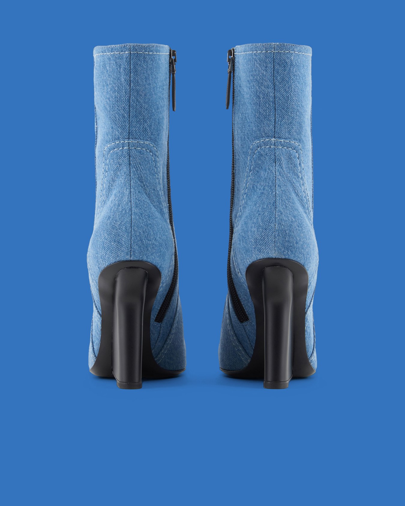 Stiefeletten mit Keilabsatz aus der Black Blue ASV-Sonderkollektion, gefertigt aus gewaschenem Denim Folie 2