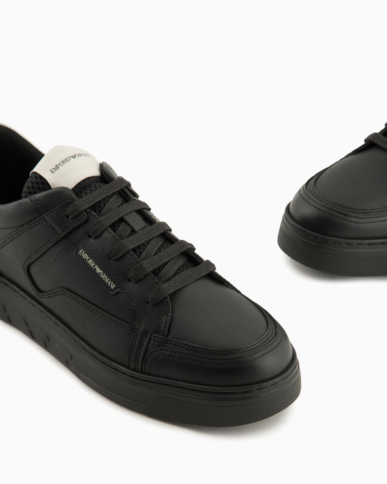 Sneaker aus gehämmertem Leder Folie 4