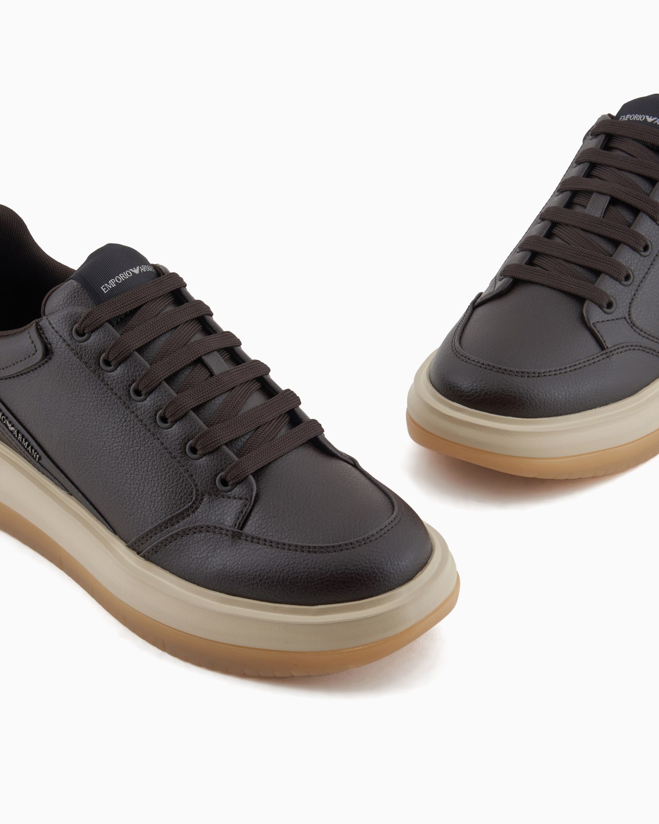 Sneaker aus gehämmertem Leder mit Logo an der Seite Folie 4